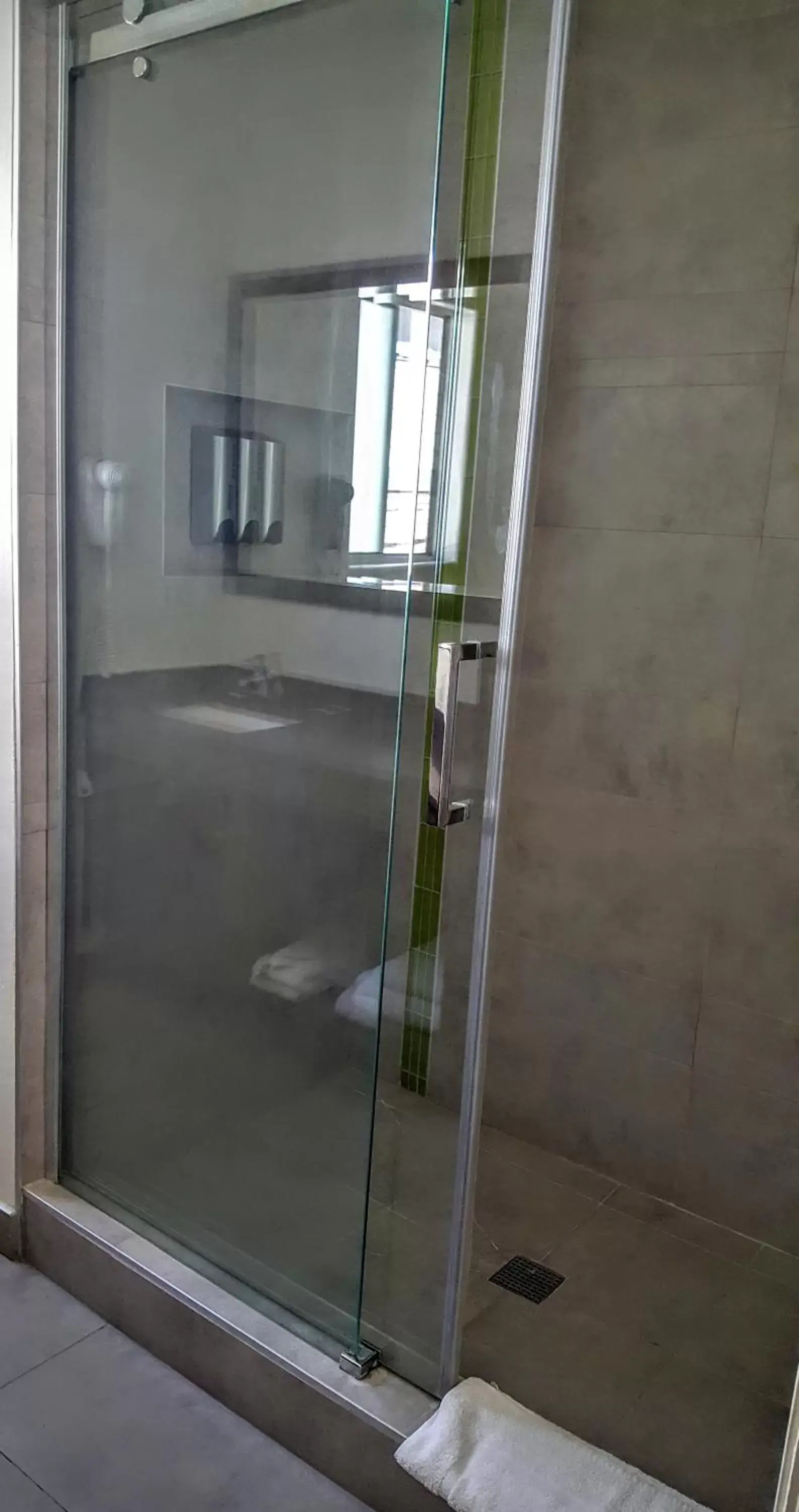 Shower, Bathroom in Jewel City Inn
