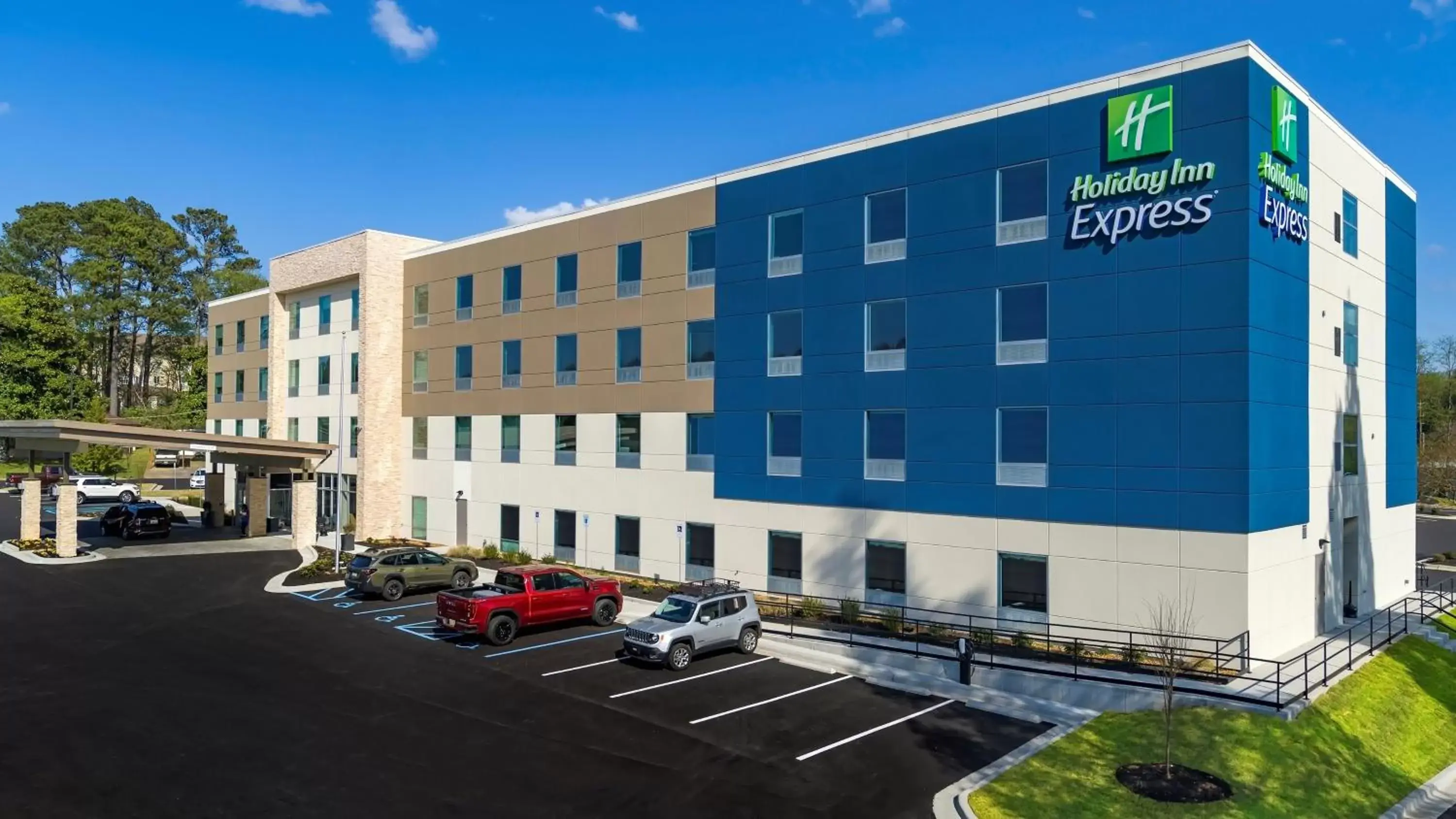 Property Building in Holiday Inn Express - Huntsville Space Center, an IHG Hotel