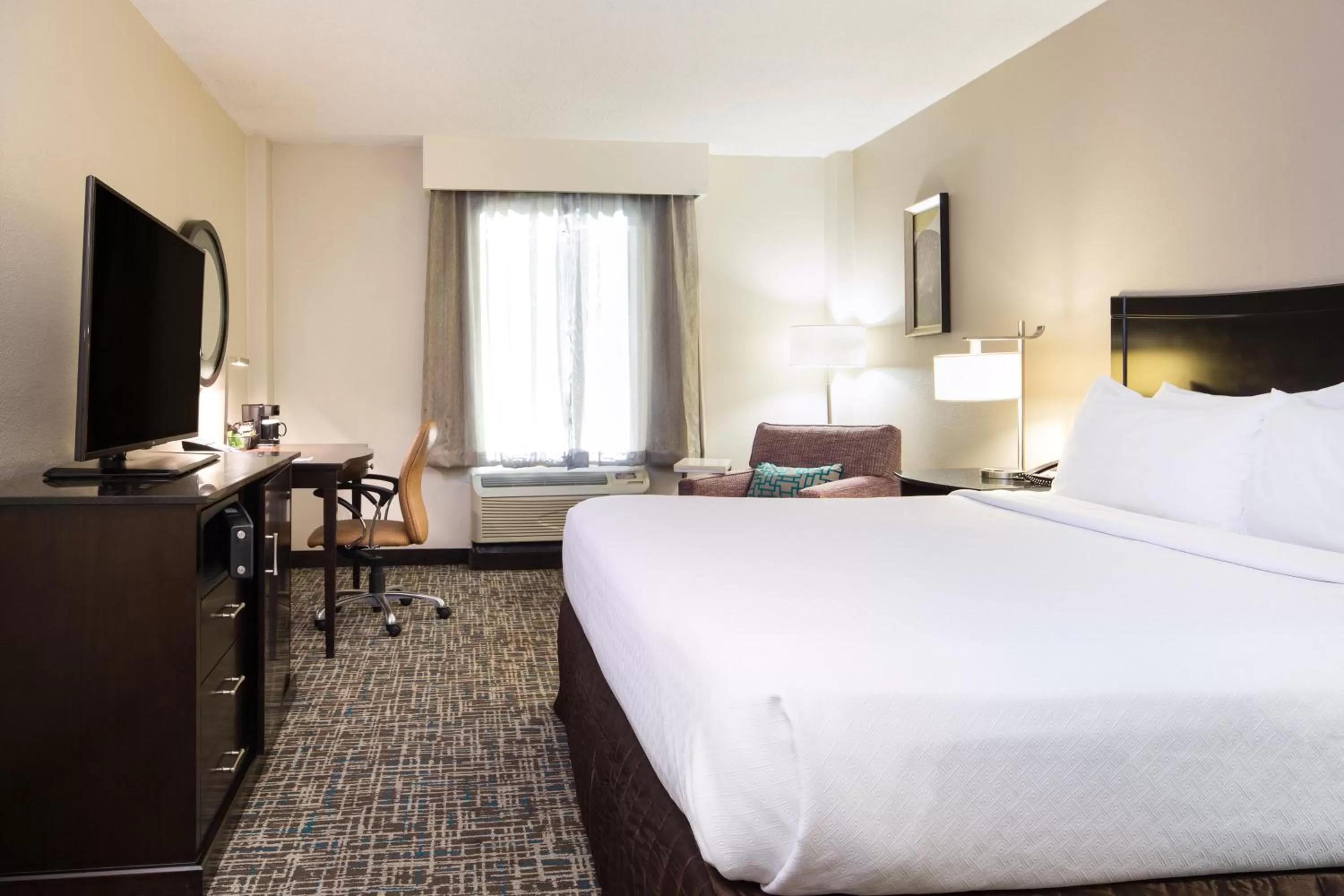 Photo of the whole room, Bed in Crowne Plaza Memphis Downtown by IHG
