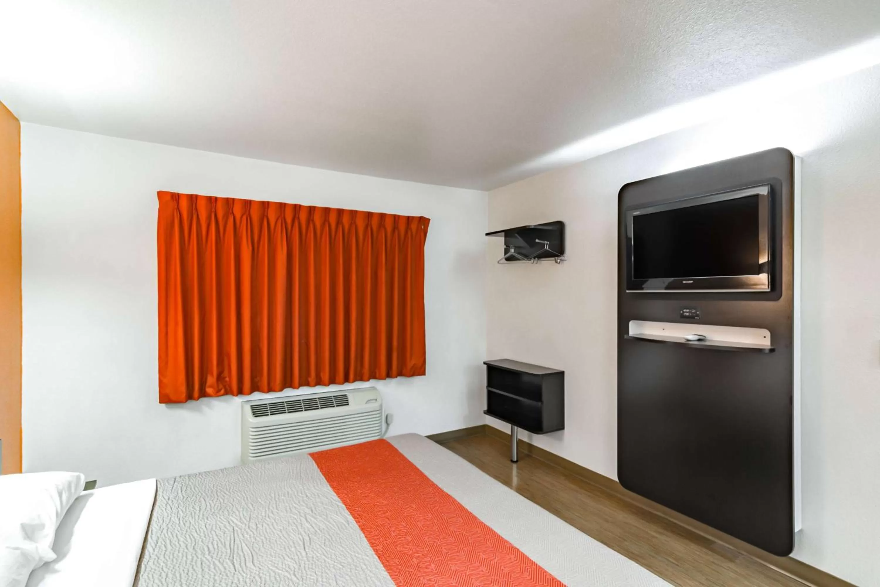 Queen Room - Non-Smoking in Motel 6-Anaheim, CA