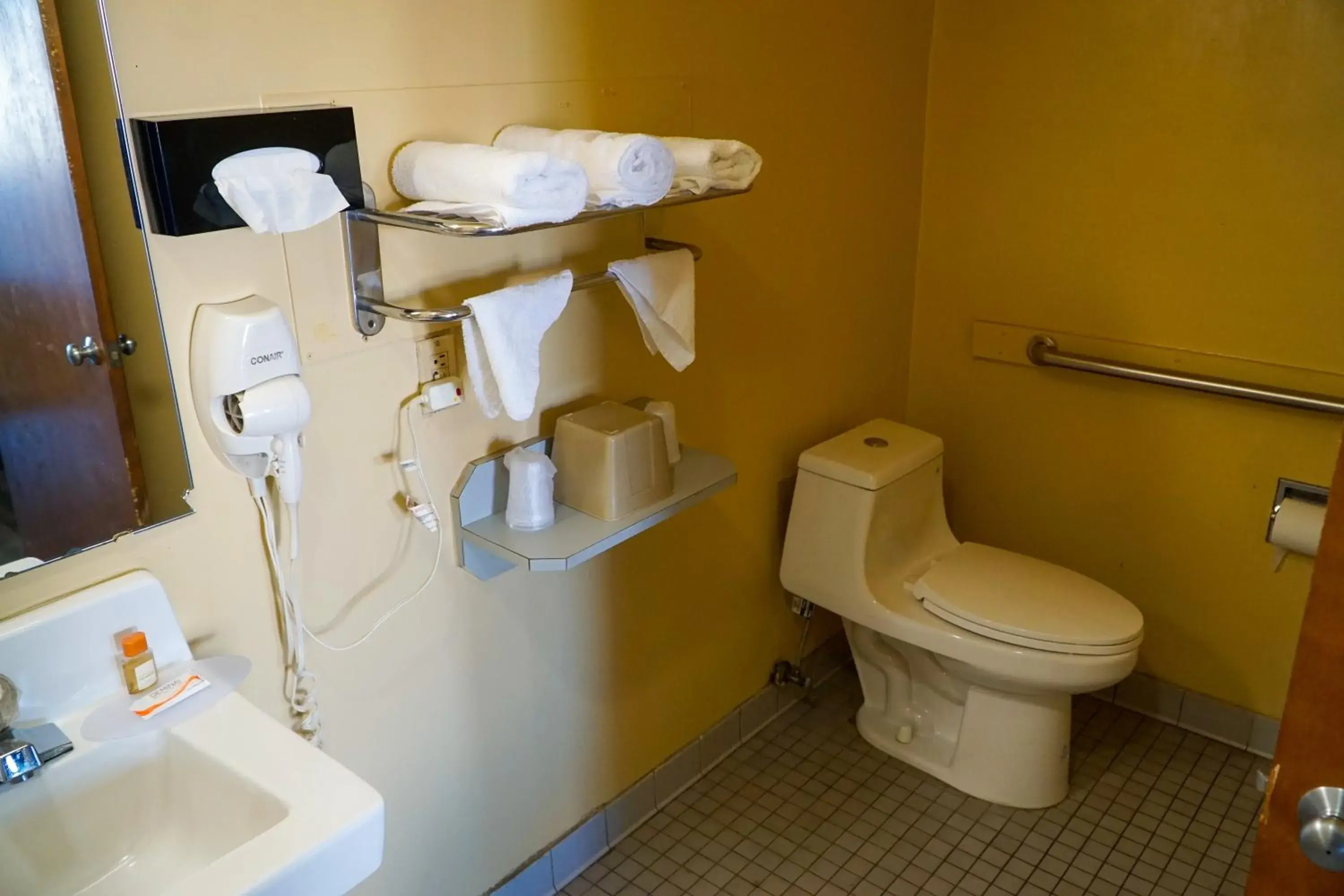 Bathroom in Econo Lodge Inn Suites