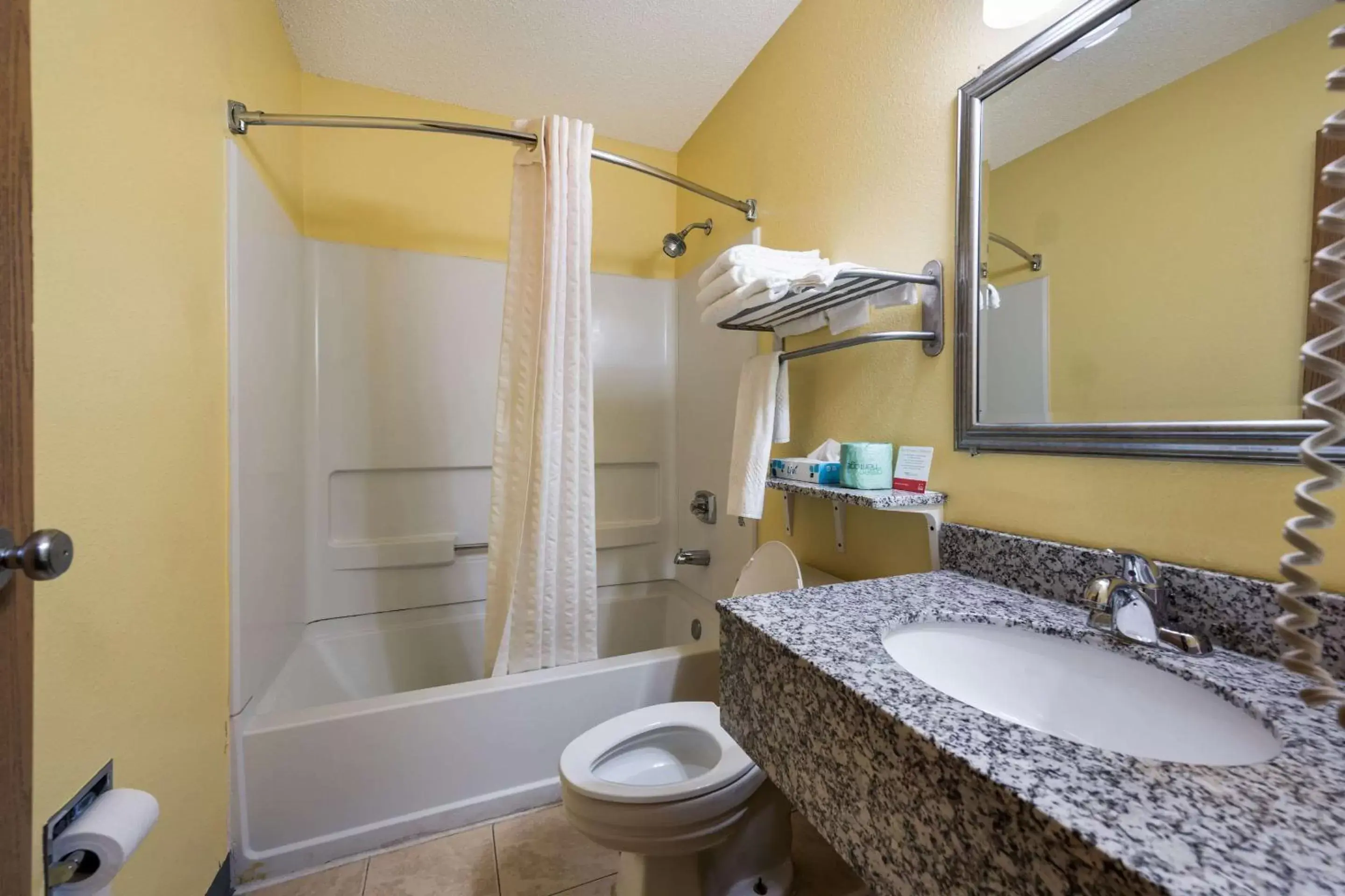 Bedroom, Bathroom in Econo Lodge Spotsylvania Town Center
