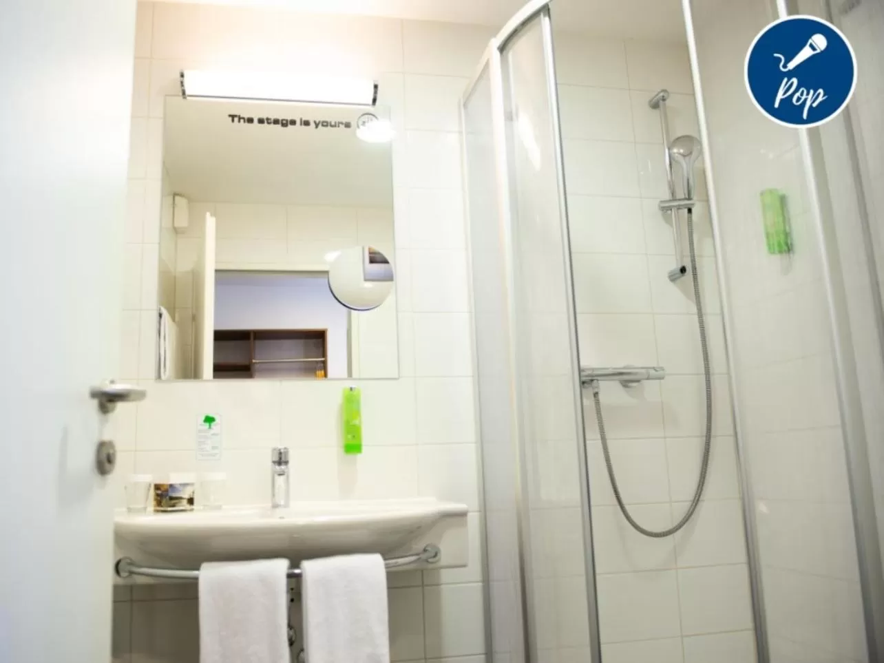 Toilet in arte Hotel Wien Stadthalle