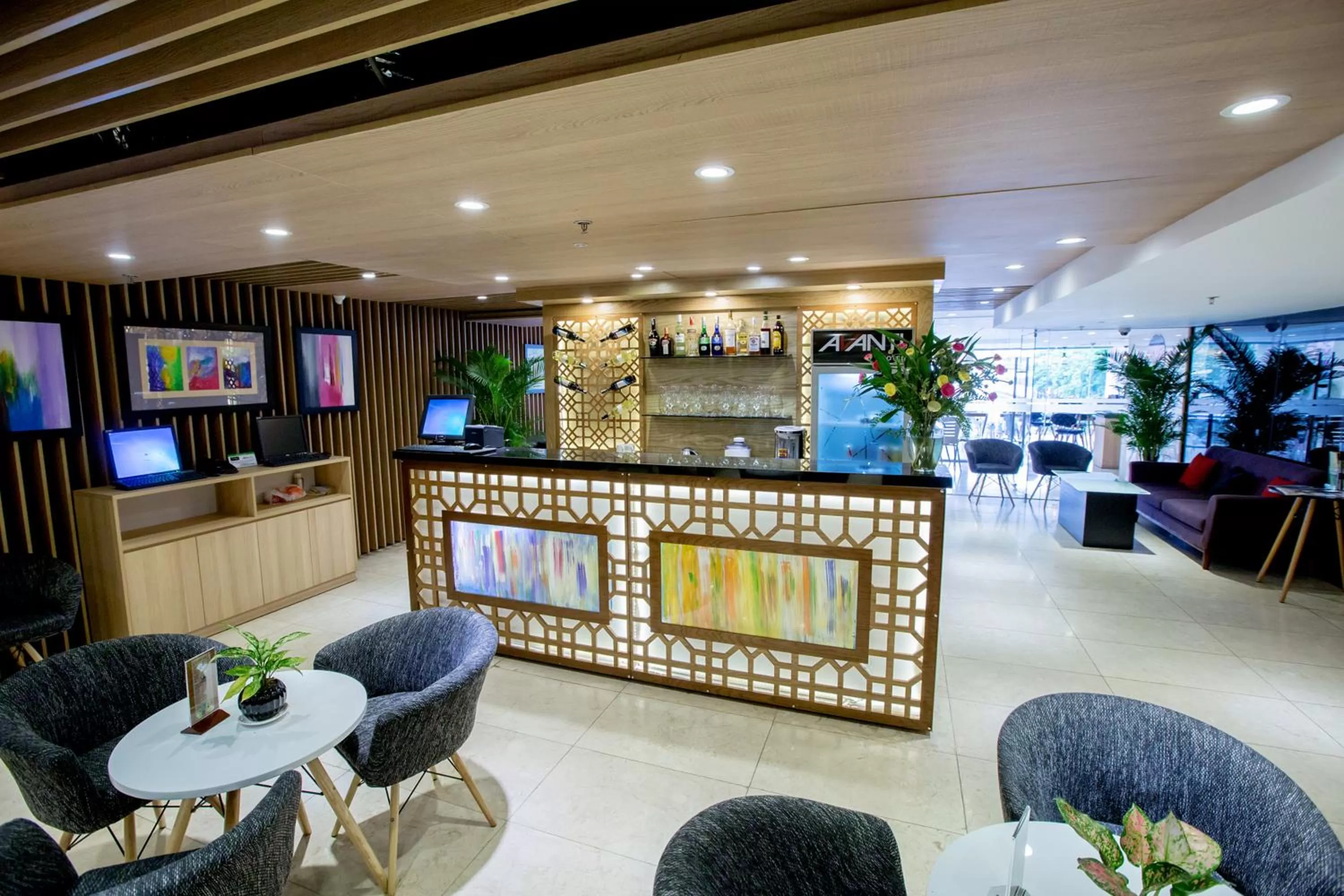 Lounge or bar in Avanti Hotel