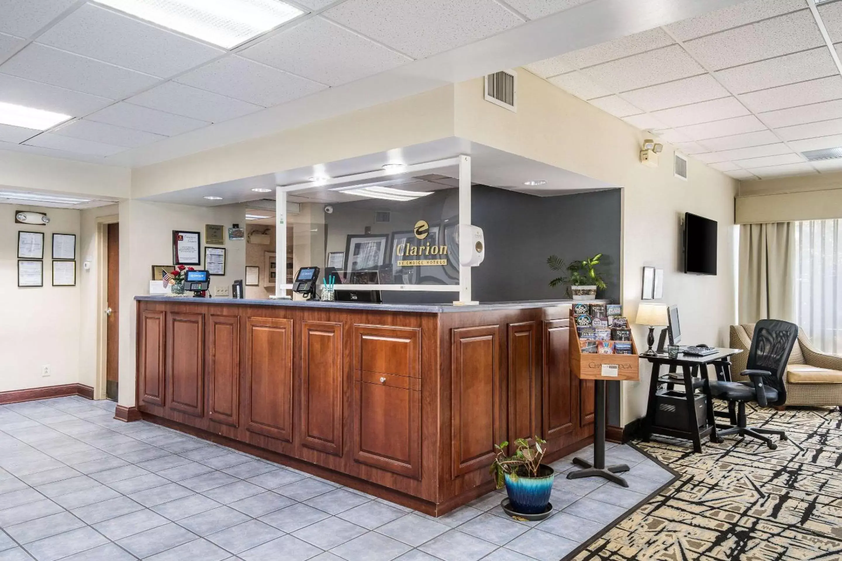 Lobby or reception in Clarion Inn Cleveland