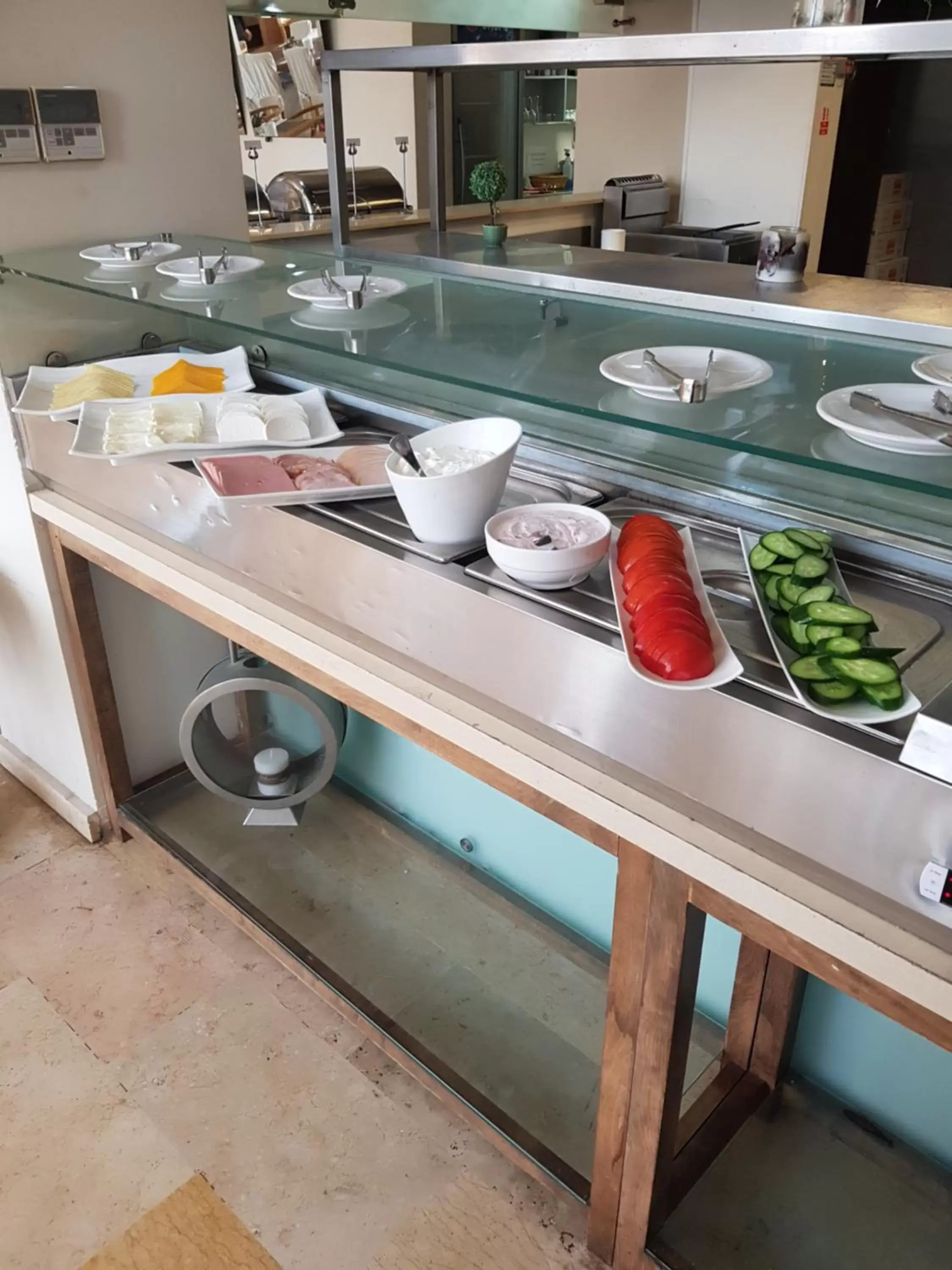 Buffet breakfast, Kitchen/Kitchenette in E-Hotel Larnaca Resort & Spa