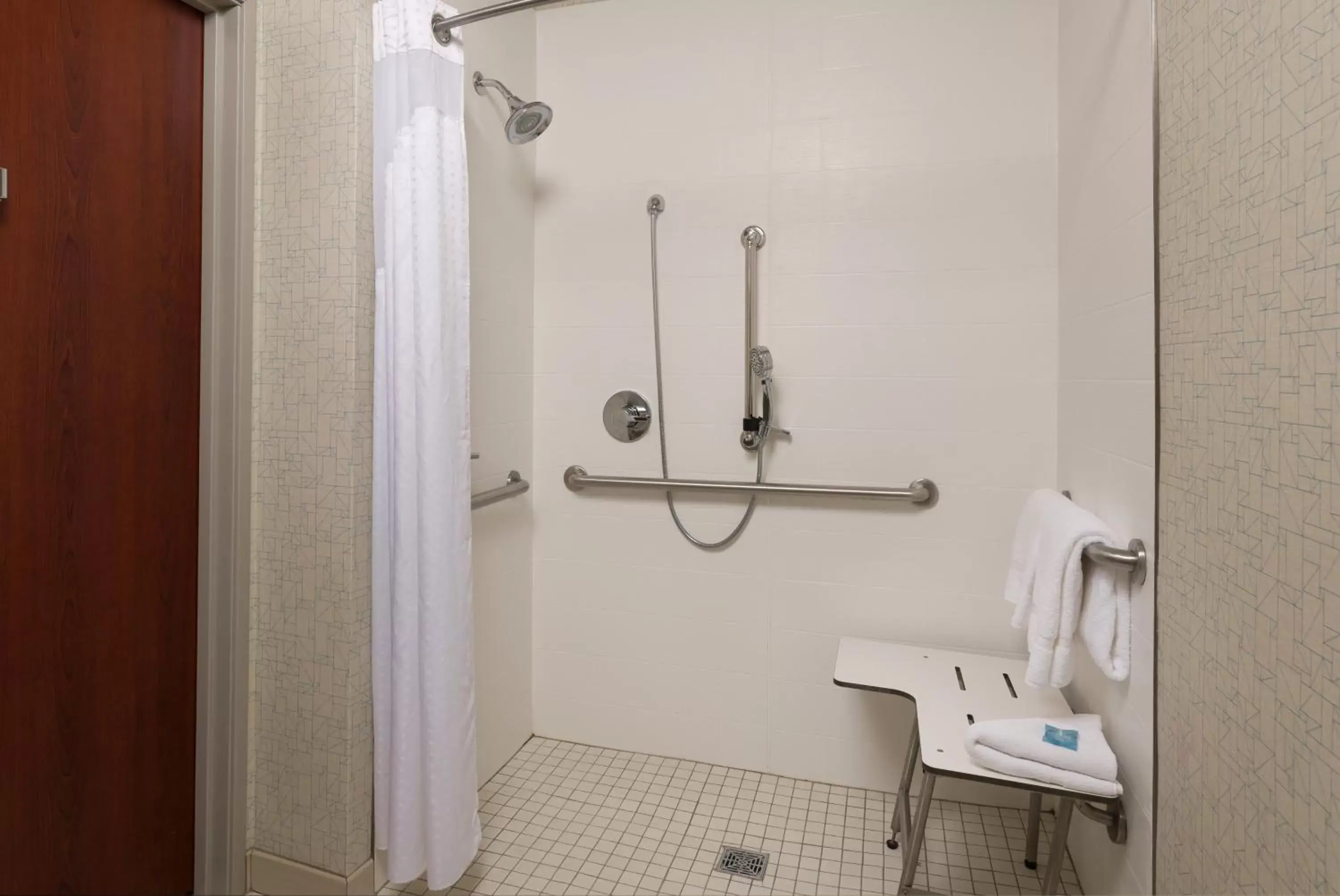 Bathroom in Holiday Inn Express Independence - Kansas City, an IHG Hotel