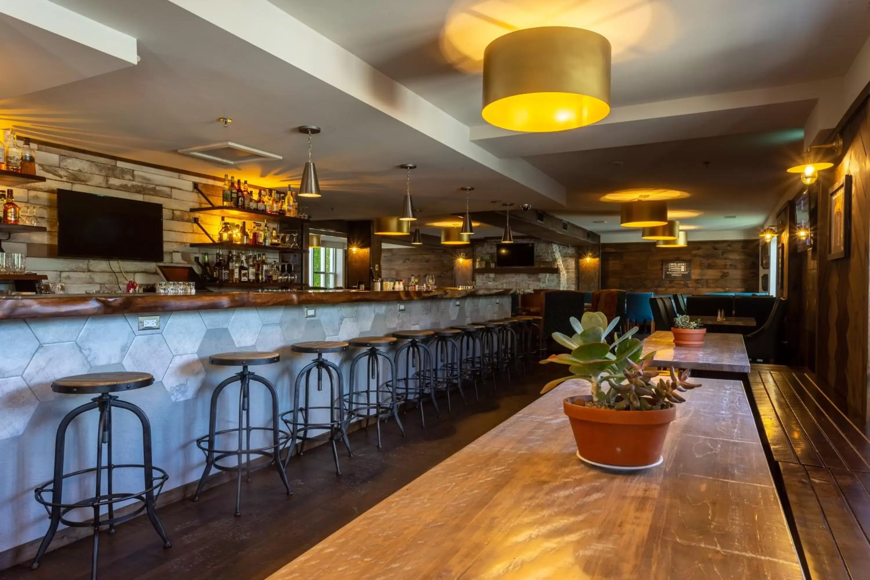 Lounge or bar, Lounge/Bar in Crowne Plaza Fredericton Lord Beaverbrook, an IHG Hotel