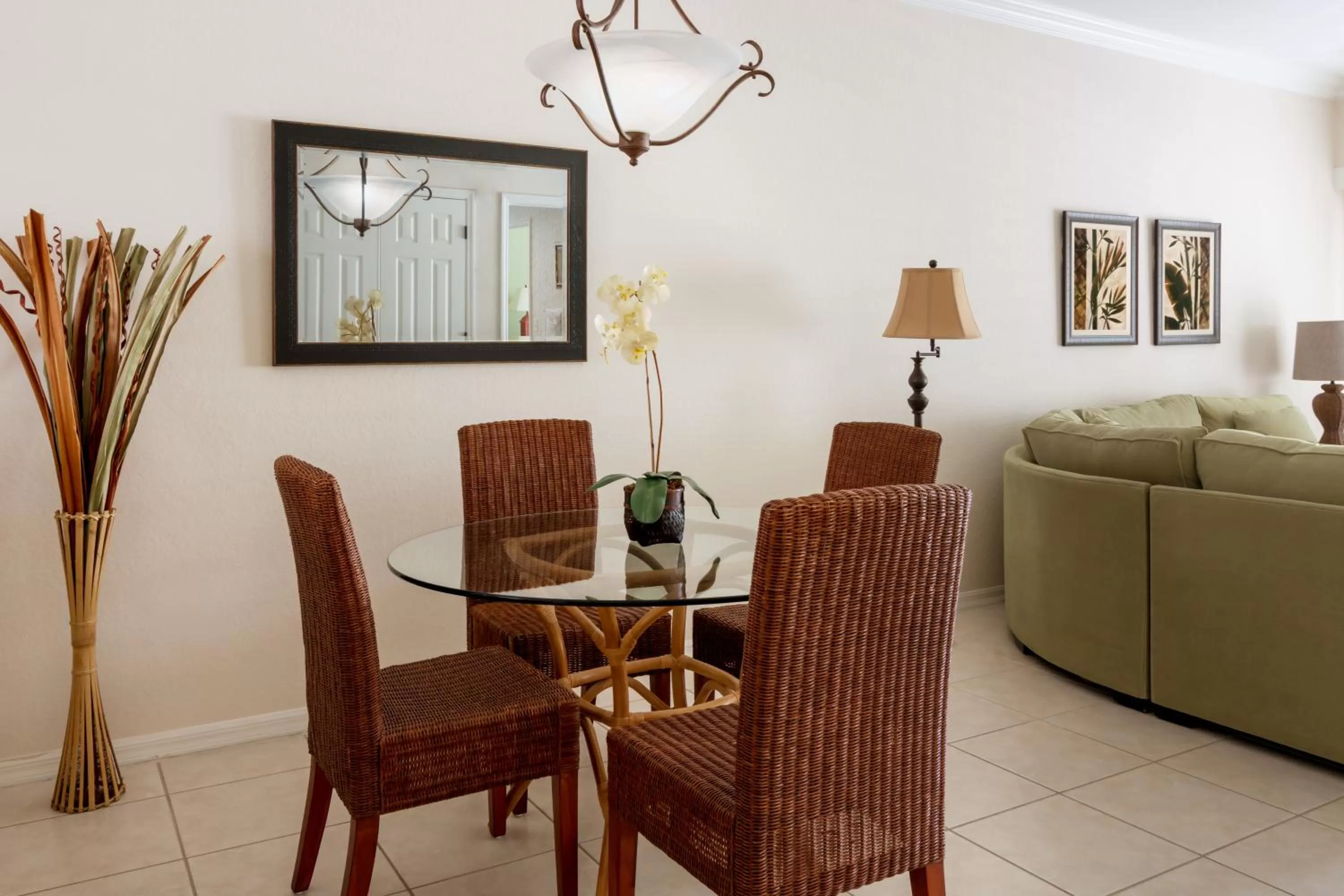 Dining area in Olde Marco Island Inn and Suites