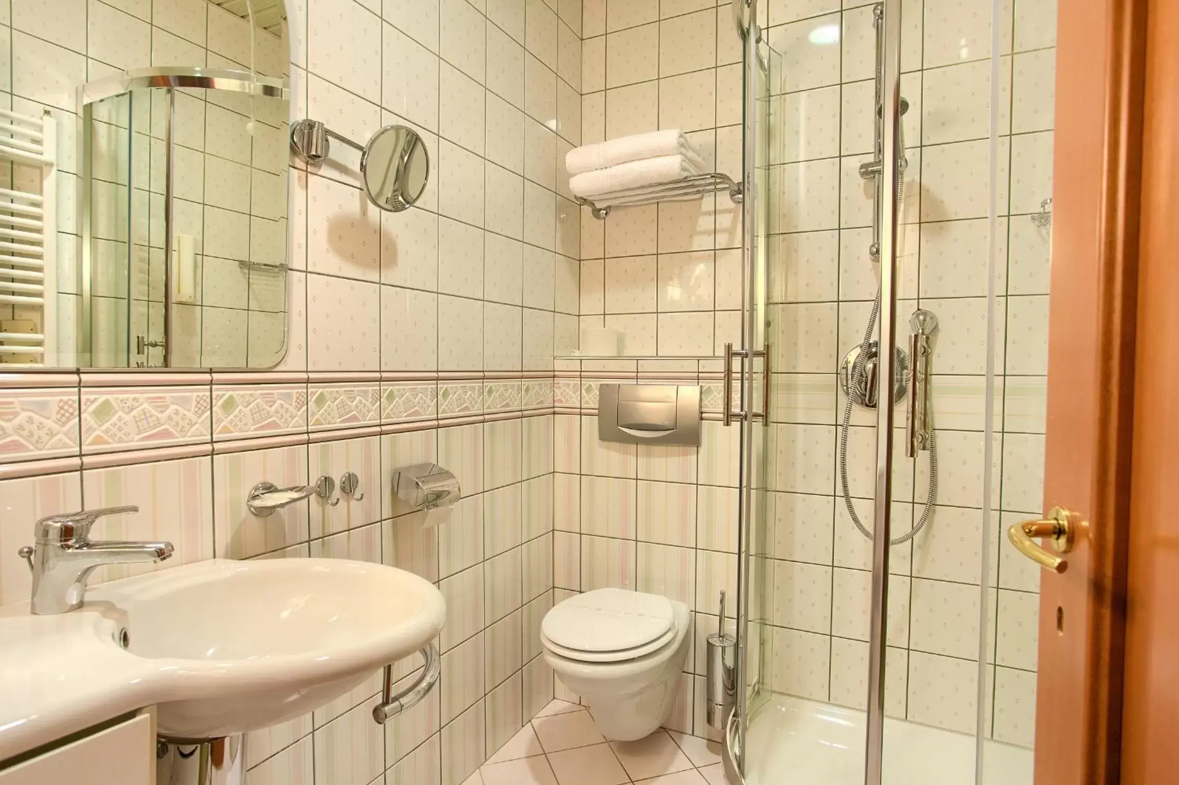 Shower, Bathroom in Hotel Kanajt