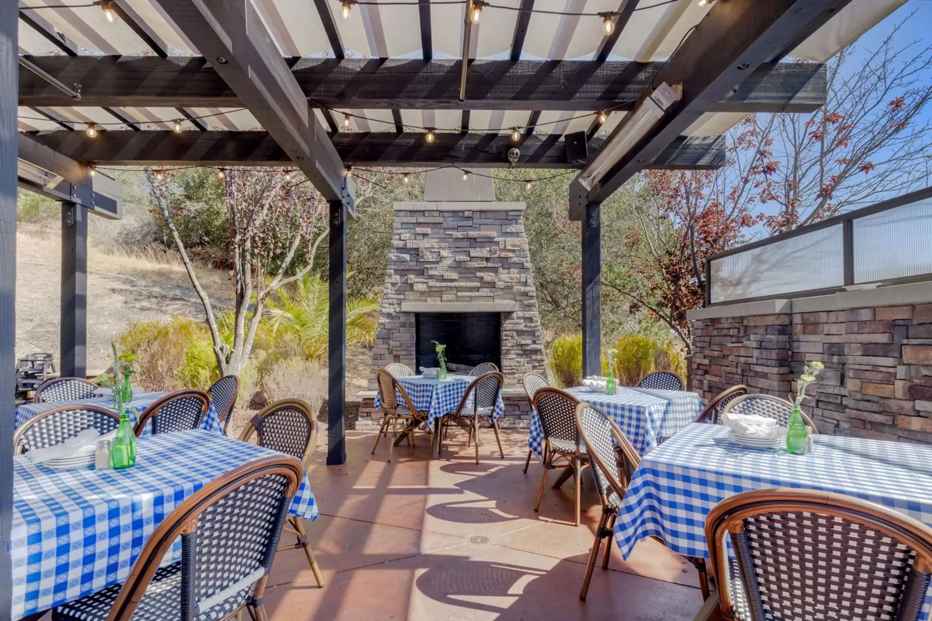 Property building, Restaurant/Places to Eat in Best Western Plus Novato Oaks Inn