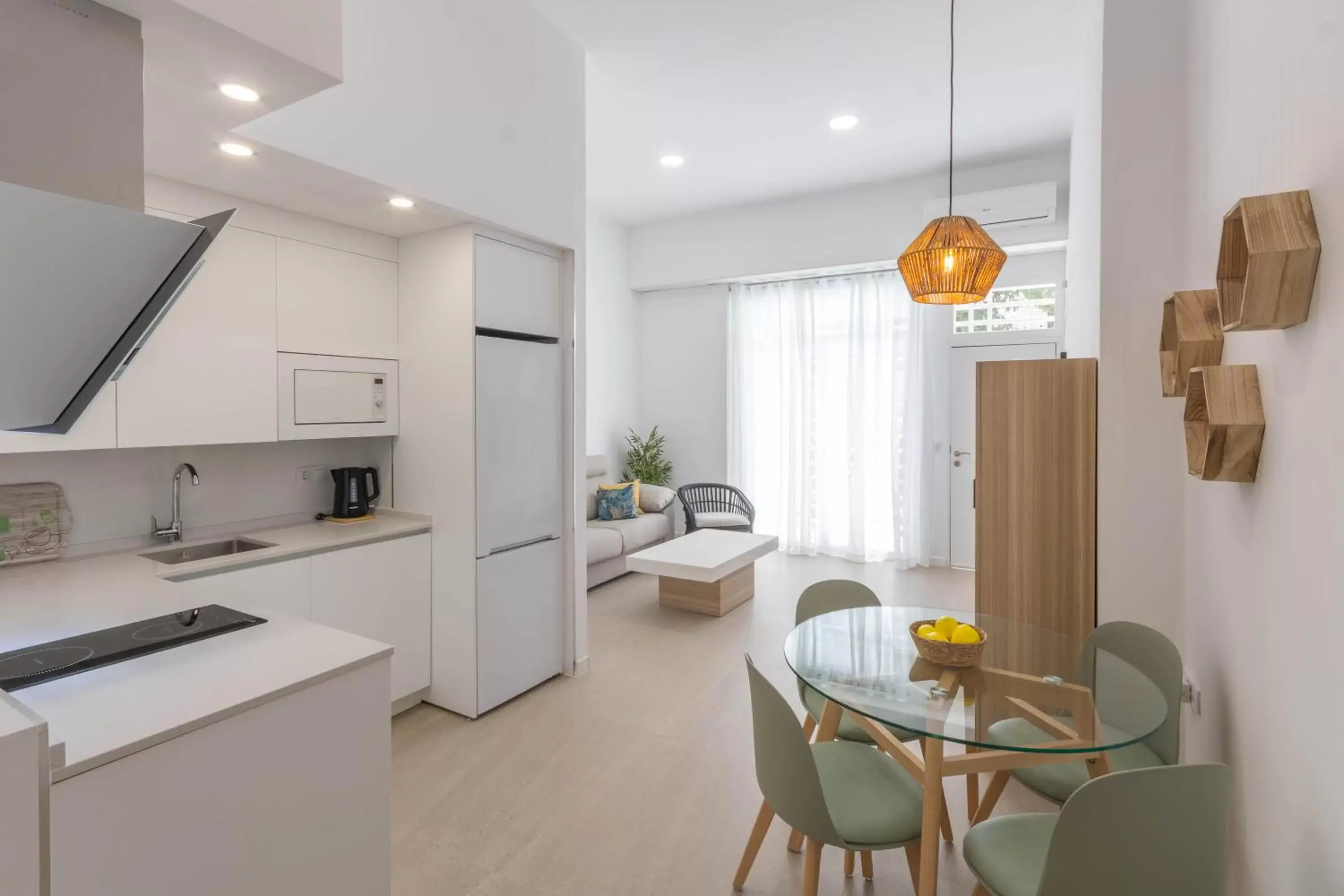 Kitchen or kitchenette, Dining Area in Apartamentos Alnatur