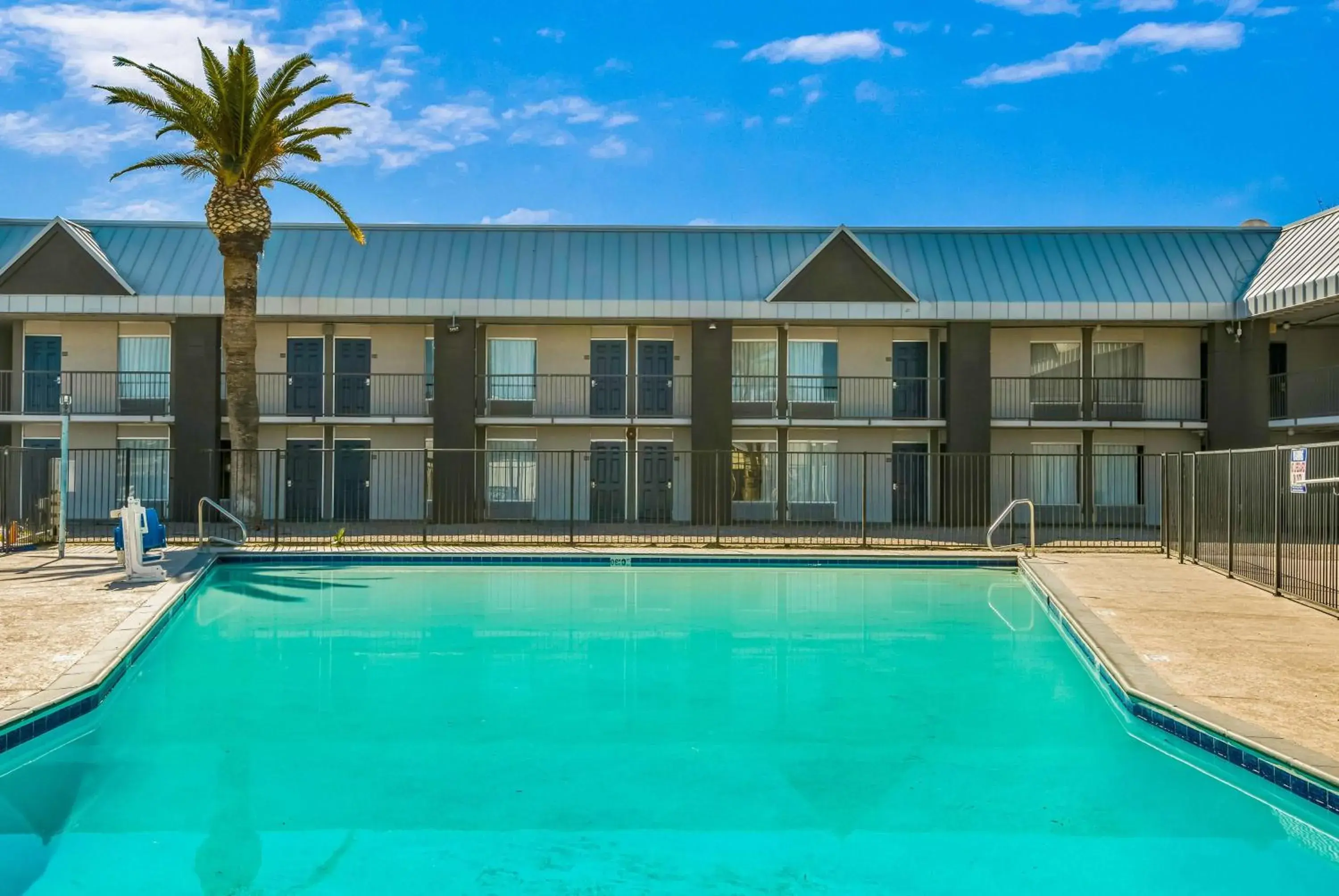 Property building, Swimming Pool in Motel 6-Tucson, AZ-Downtown