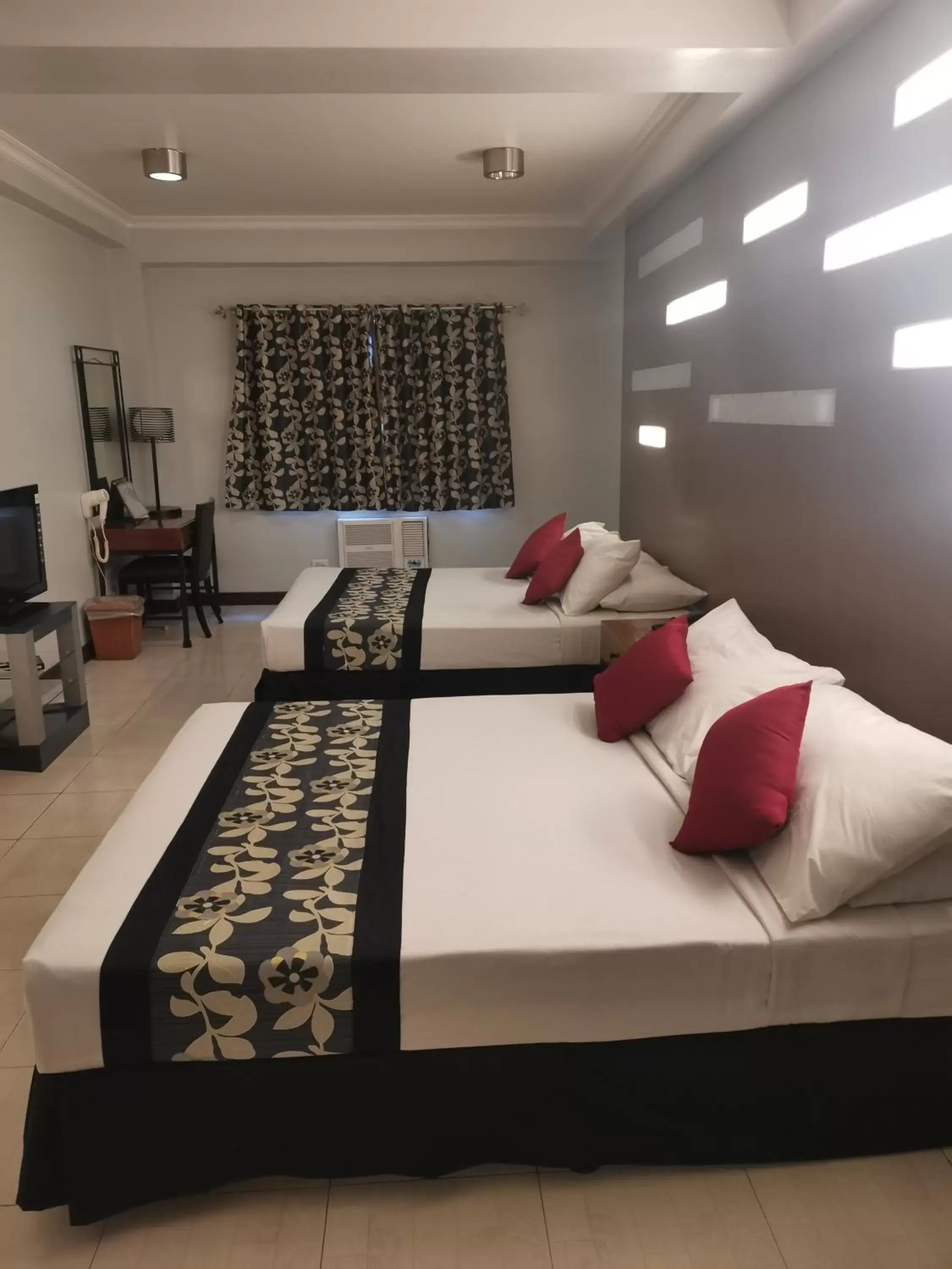 Bed, Room Photo in Jupiter Suites
