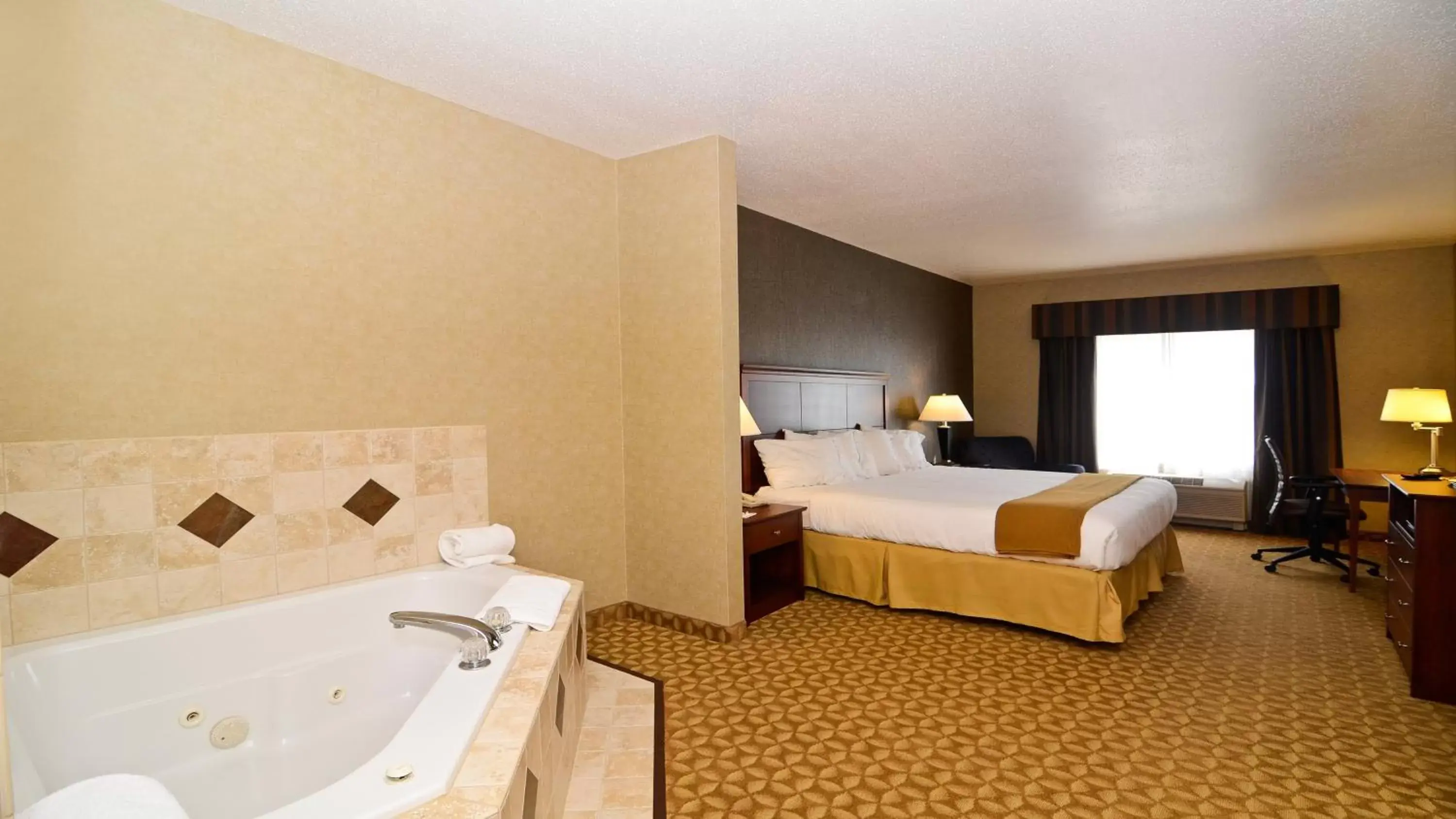 Photo of the whole room, Bathroom in Holiday Inn Express Hotel & Suites Fort Atkinson, an IHG Hotel