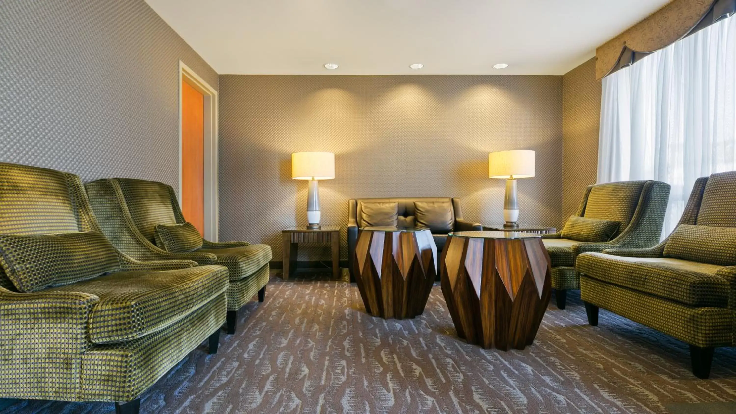 Lobby or reception, Seating Area in Best Western PLUS Calgary Centre Inn