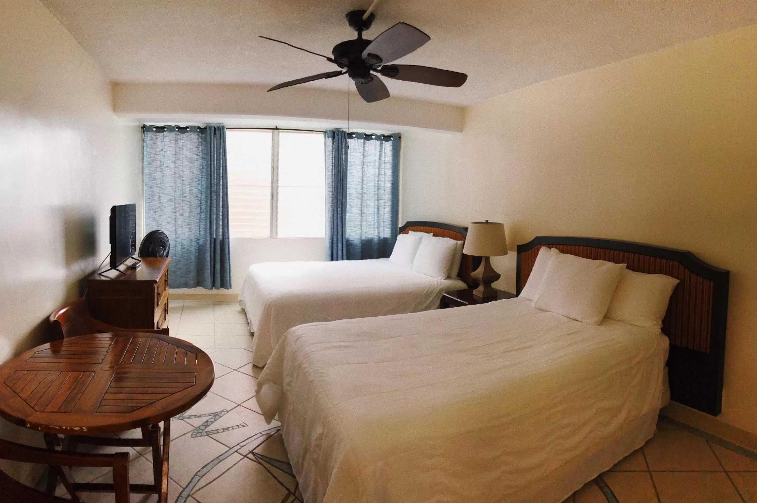 Bed in Hilo Reeds Bay Hotel