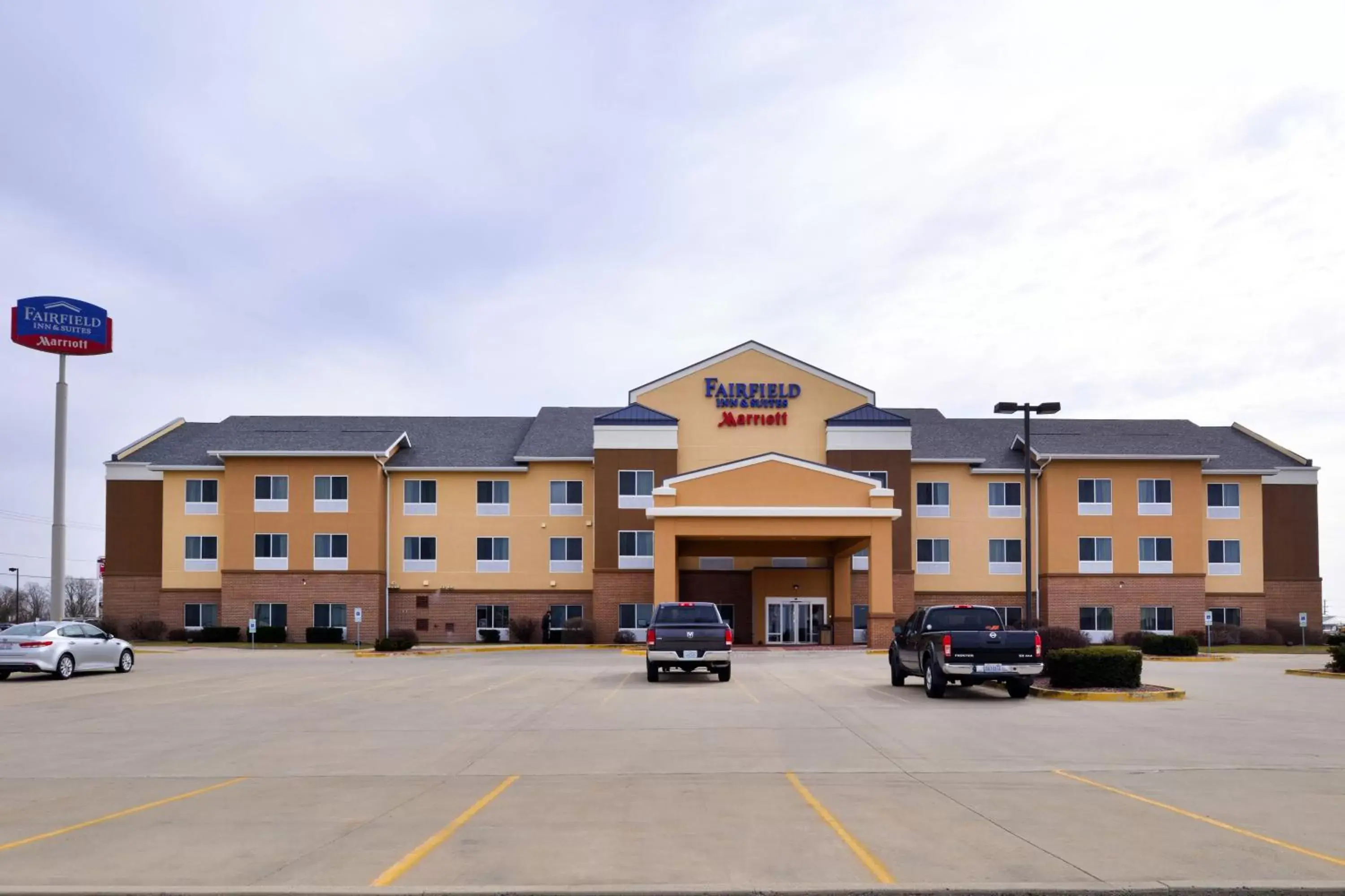 Property Building in Fairfield Inn & Suites Bloomington