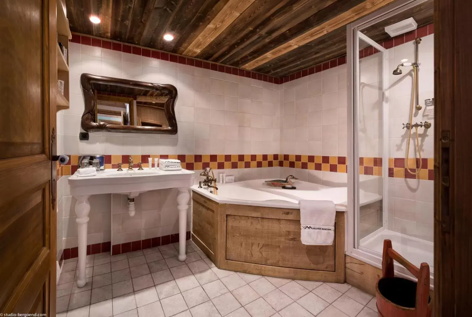 Bathroom in Hôtel Les Suites du Montana by Les Etincelles