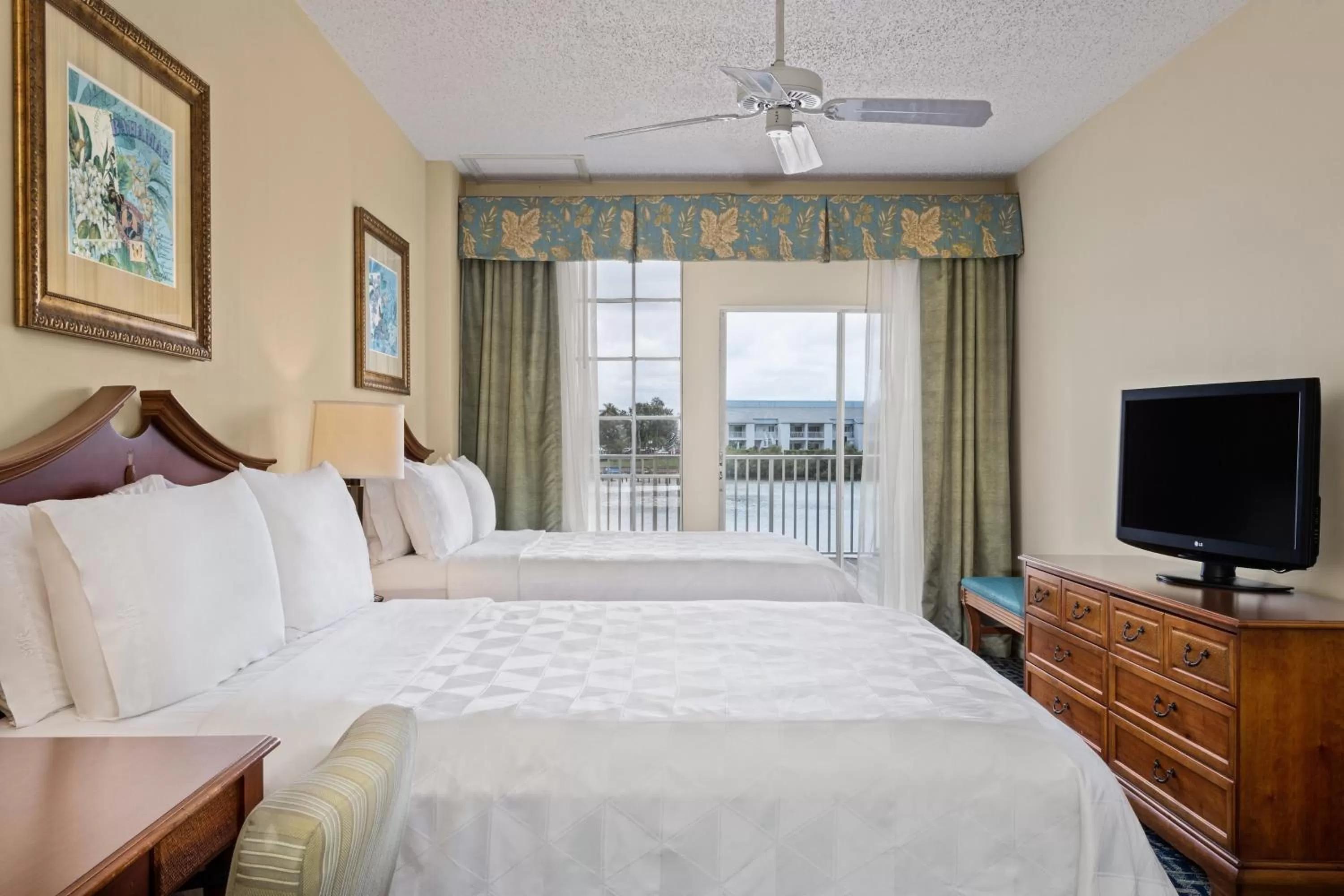 Photo of the whole room, Bed in Holiday Inn & Suites Clearwater Beach S-Harbourside