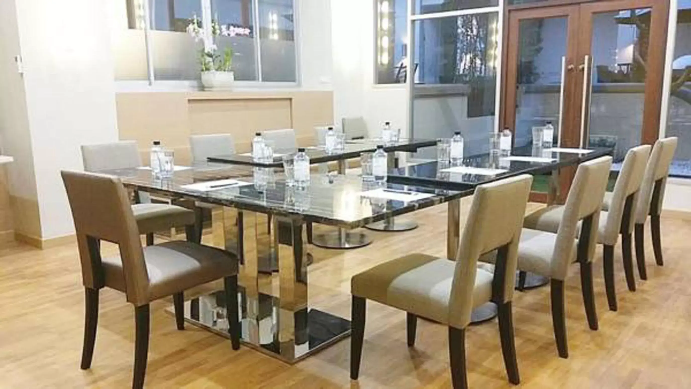 Meeting/conference room, Restaurant/Places to Eat in Asoke Residence Sukhumvit by UHG