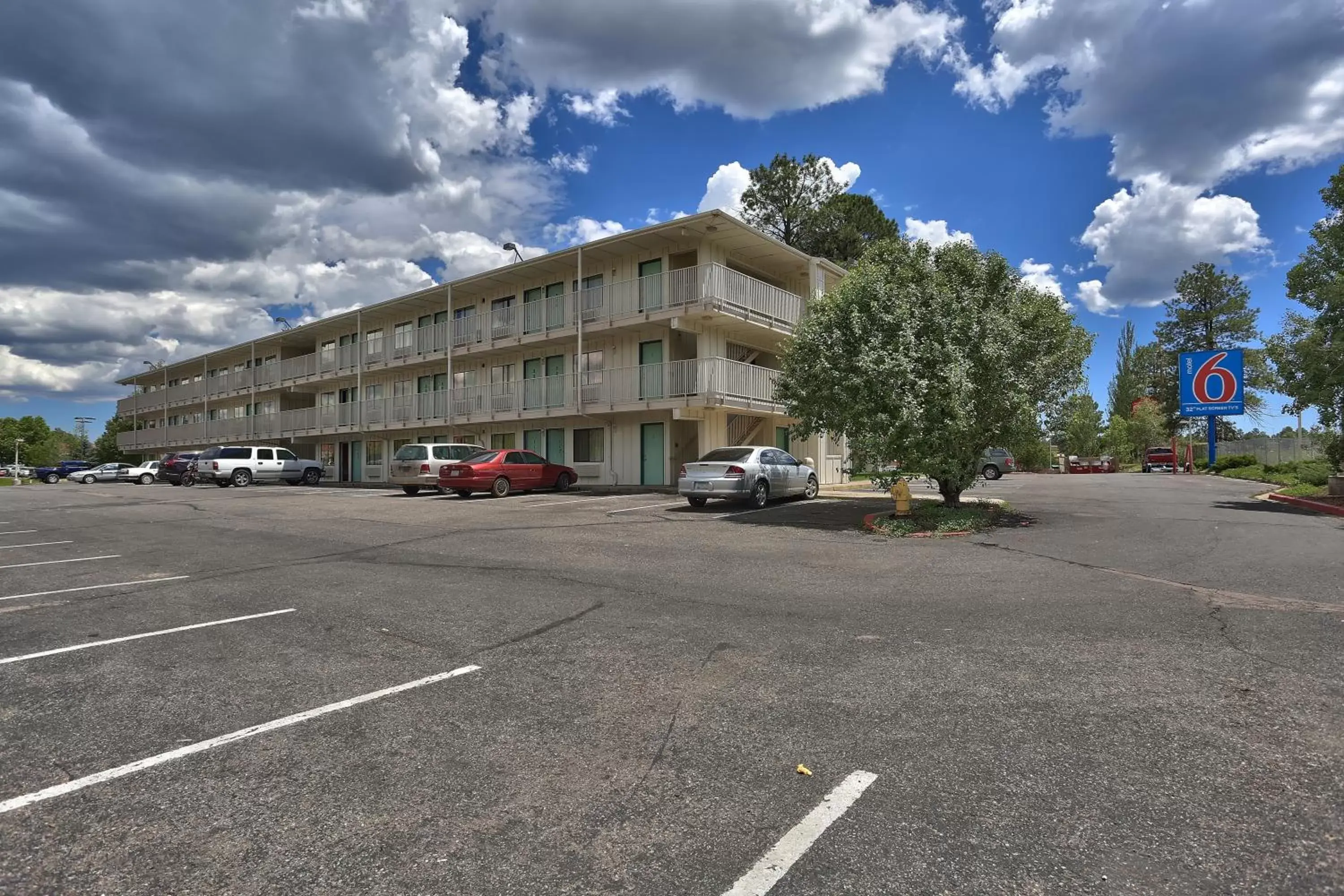 Facade/entrance, Property Building in Motel 6-Flagstaff, AZ - West - Woodland Village
