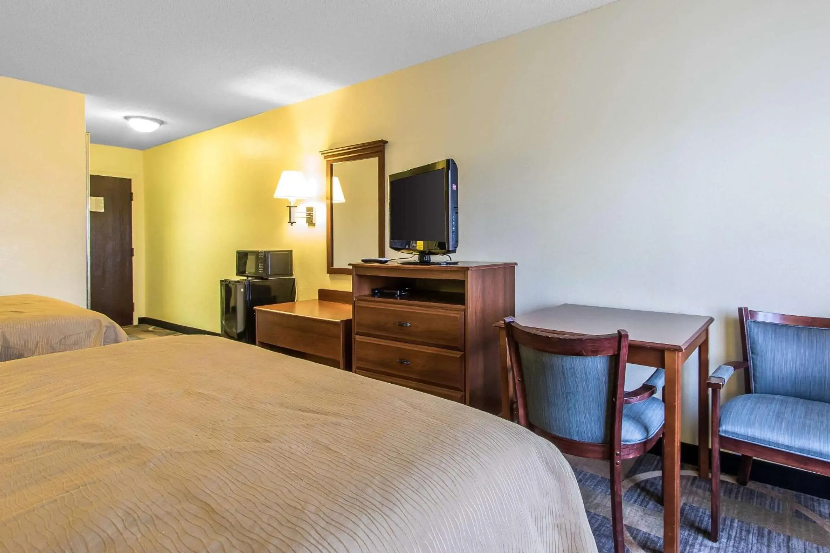 Photo of the whole room, TV/Entertainment Center in Quality Inn & Suites Memphis East
