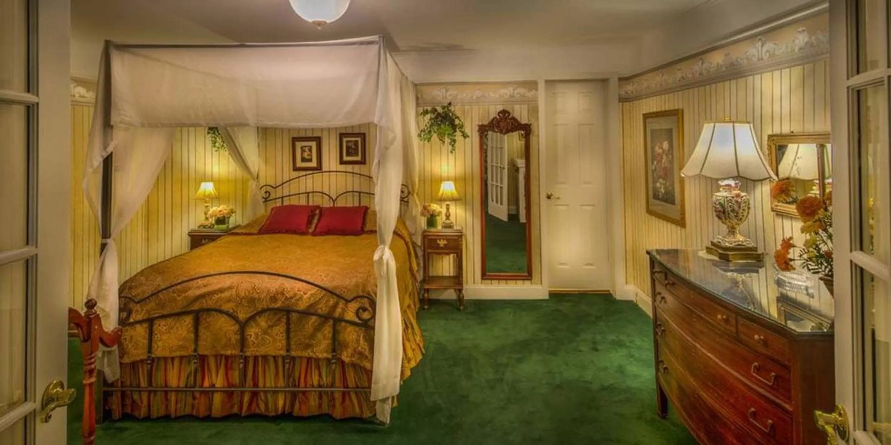 Bedroom, Bed in Red Coach Inn