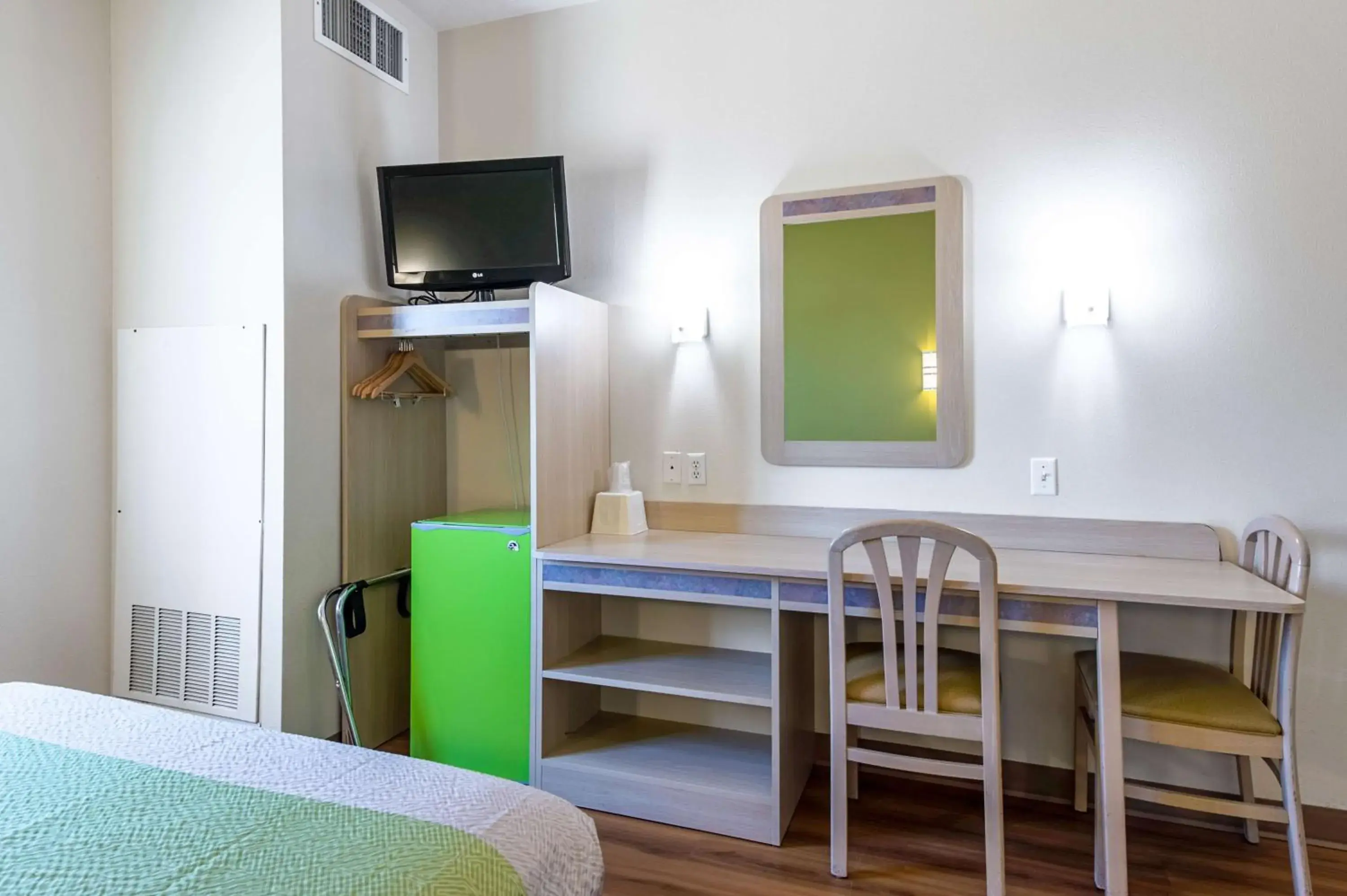 Photo of the whole room, Bed in Motel 6-Cedar City, UT Photo of the whole room, Bed in Motel 6-Cedar City, UT