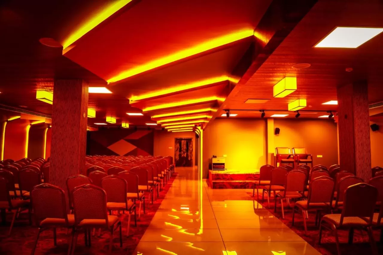 Meeting/conference room, Restaurant/Places to Eat in Hotel New York Square