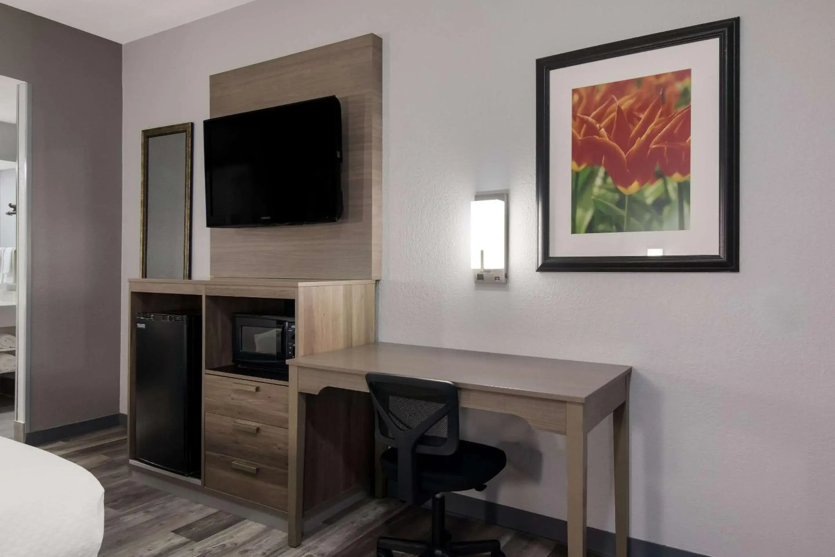 Bedroom, TV/Entertainment Center in Quality Inn near Casinos and Convention Center