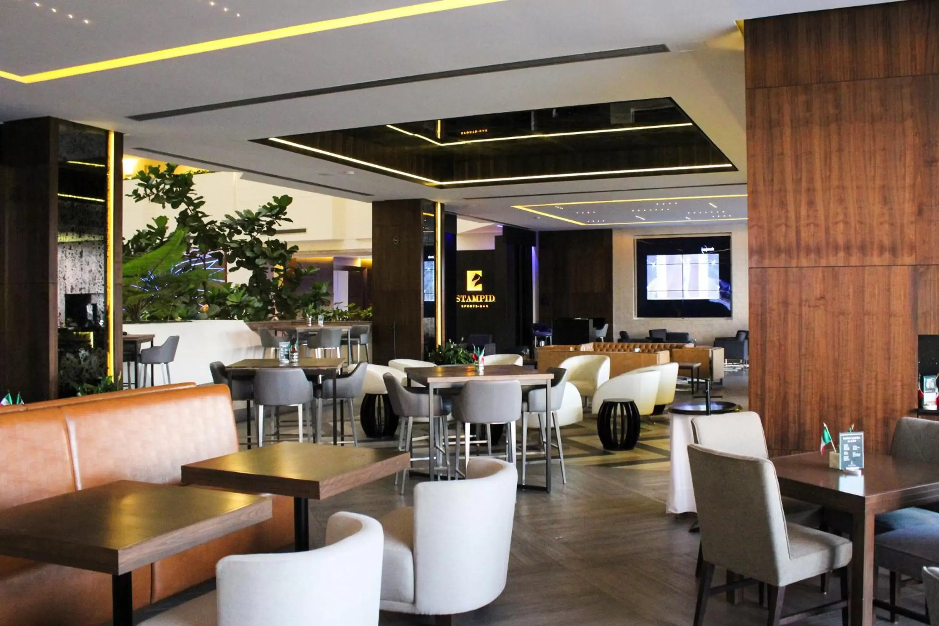 Lounge or bar, Restaurant/Places to Eat in HS HOTSSON Hotel Leon