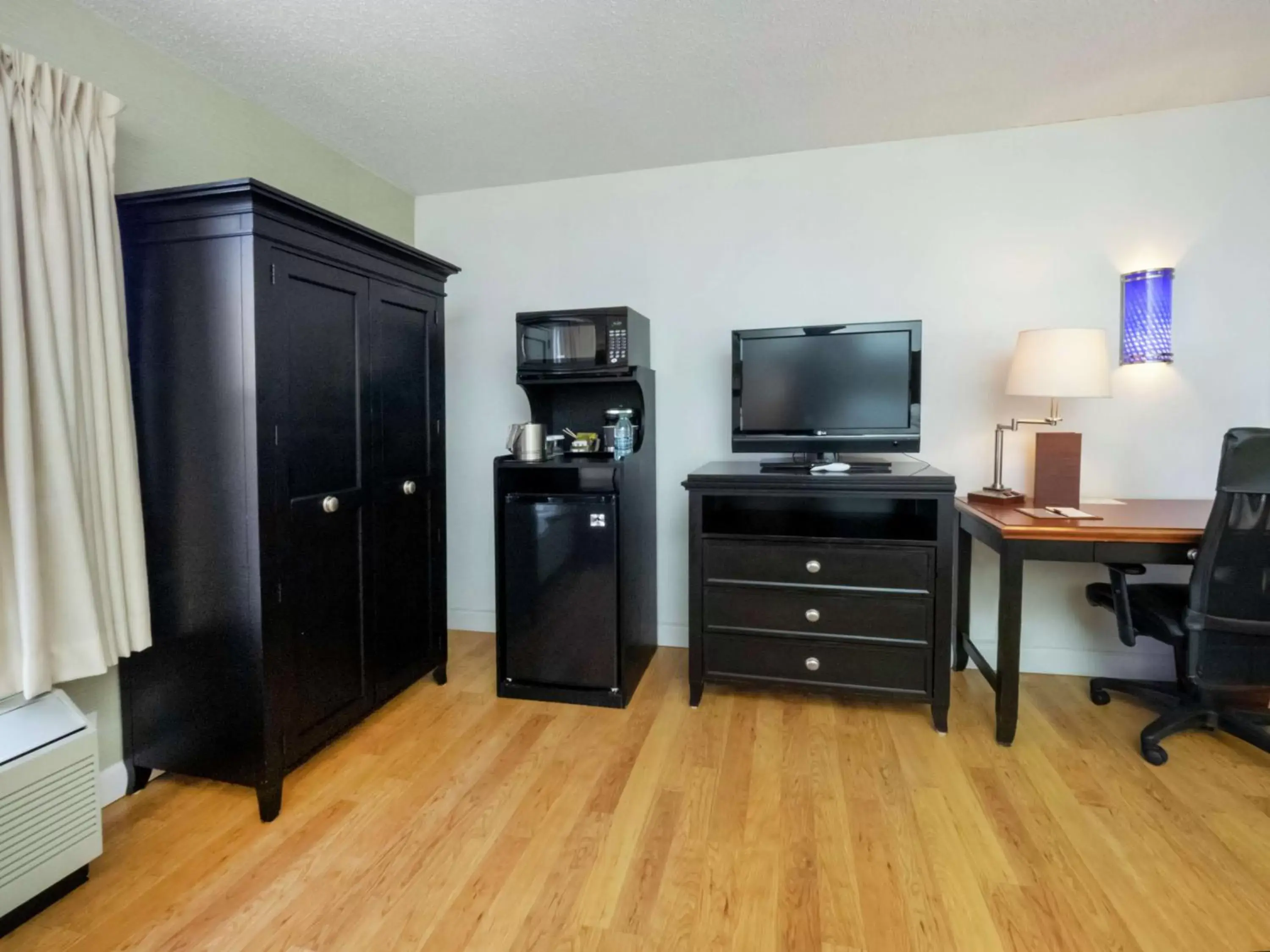 Bedroom, TV/Entertainment Center in DoubleTree by Hilton Buffalo-Amherst