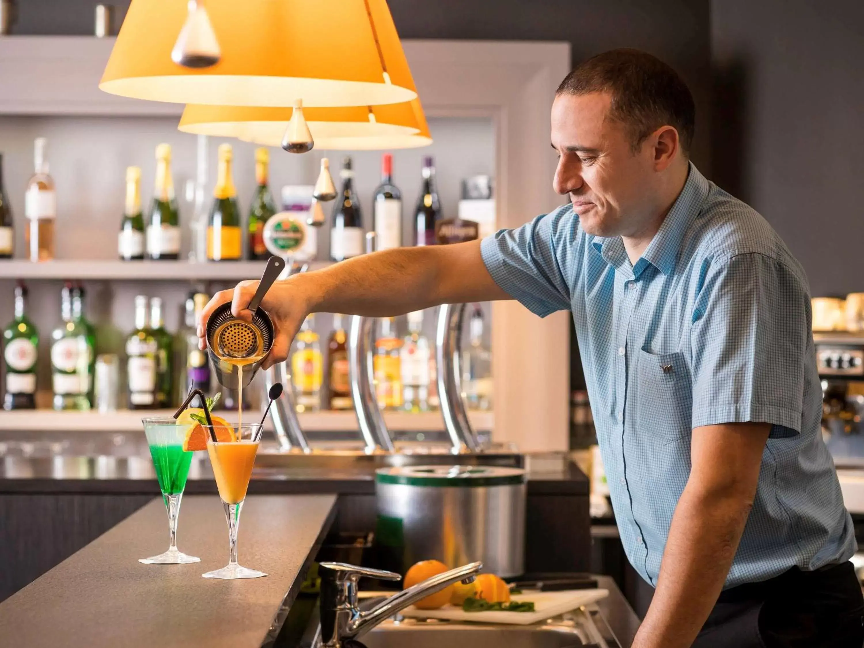 Lounge or bar in Mercure Caen Centre Port De Plaisance