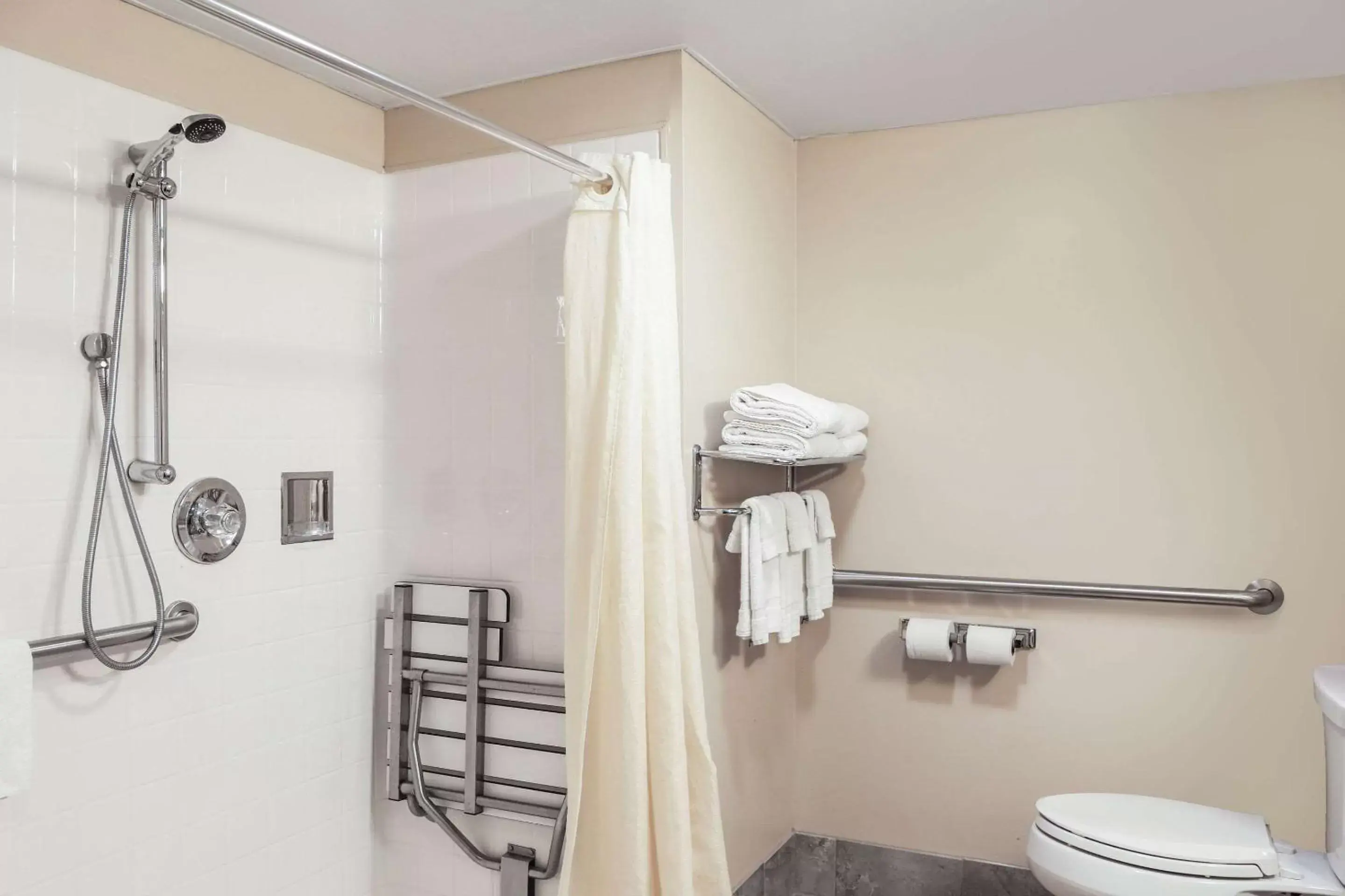Bedroom, Bathroom in Econo Lodge Darien Lakes