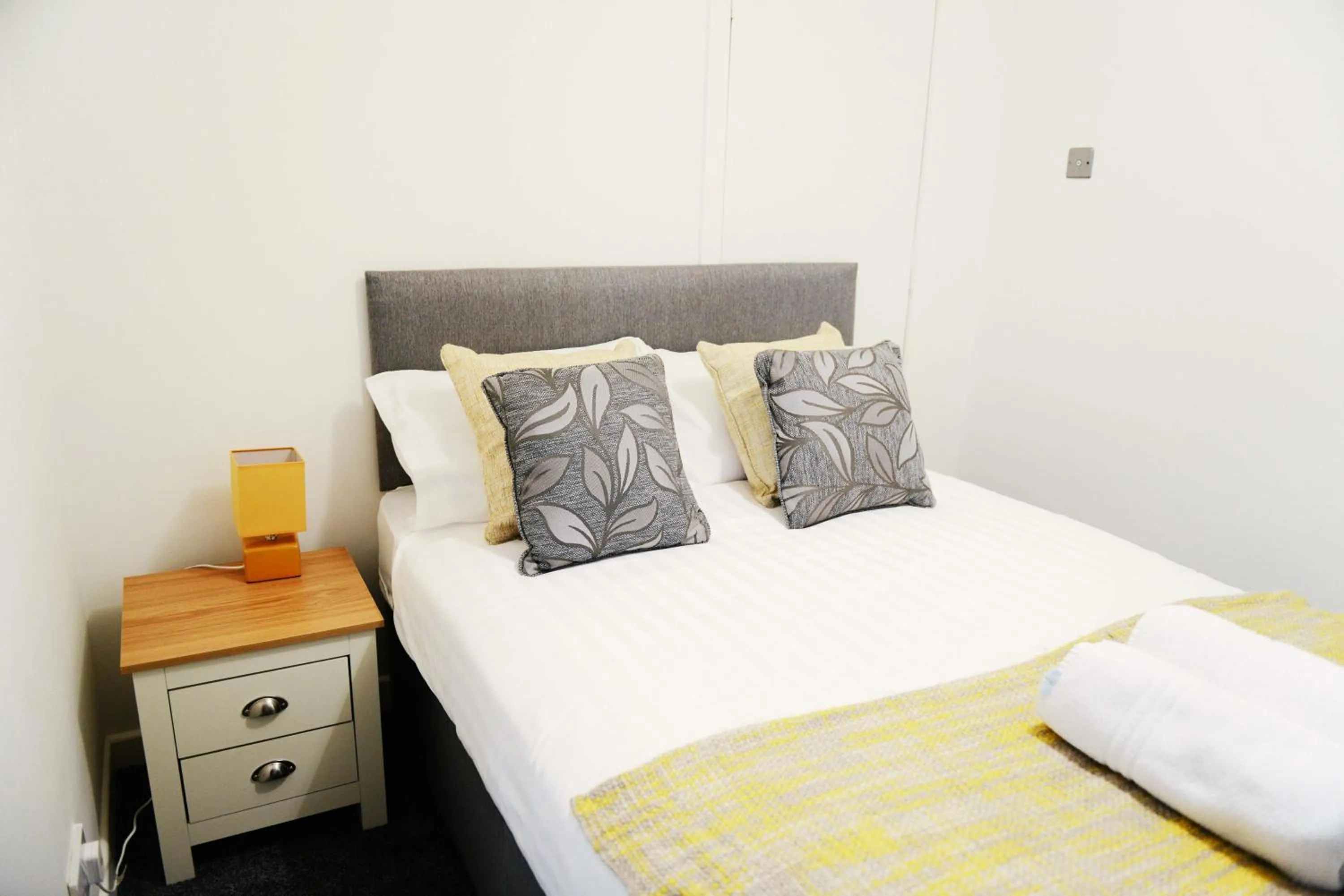 Bedroom, Bed in Bridle Lodge Apartments