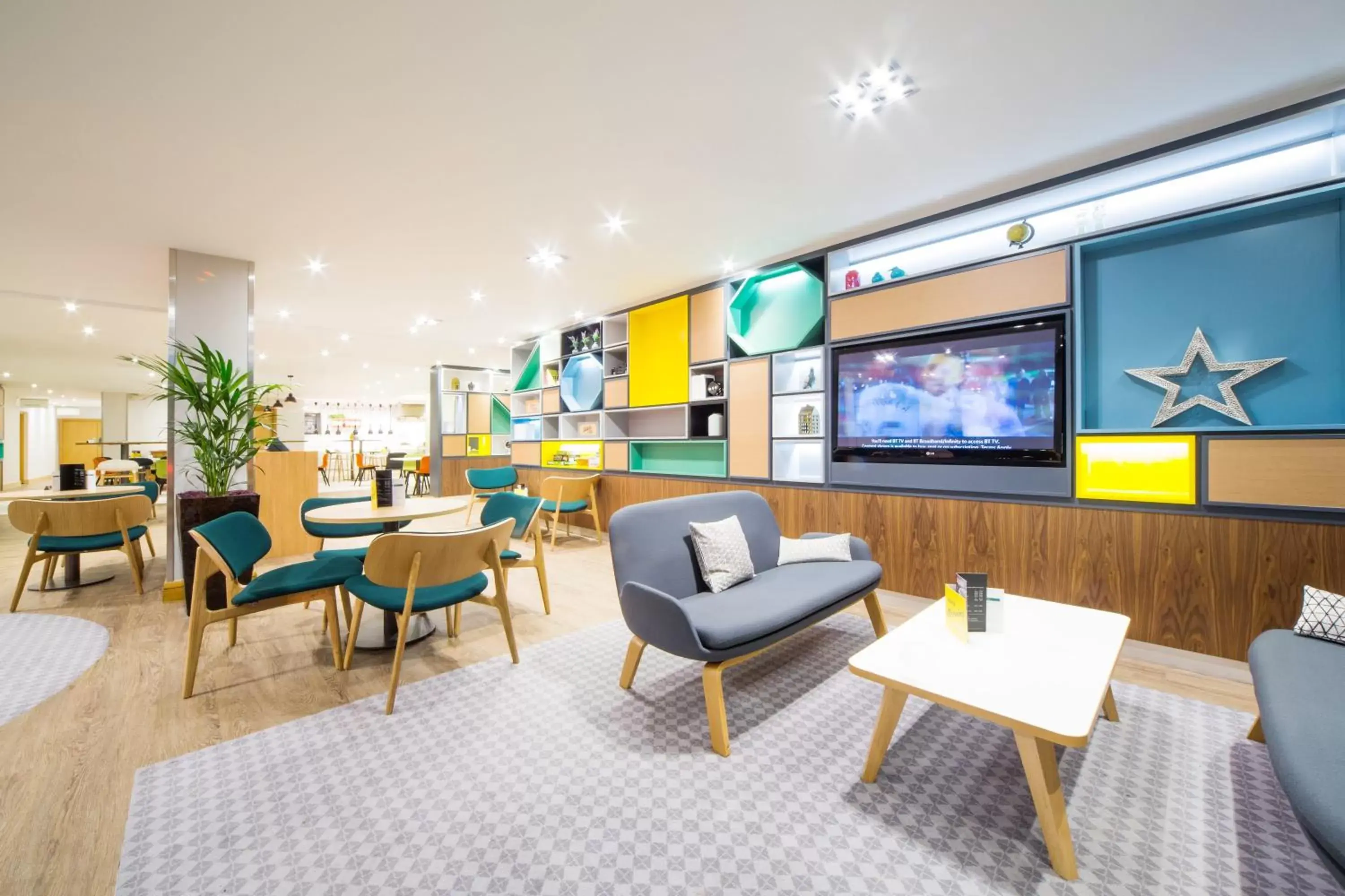 Lobby or reception, Lounge/Bar in Holiday Inn London - Gatwick Airport, an IHG Hotel