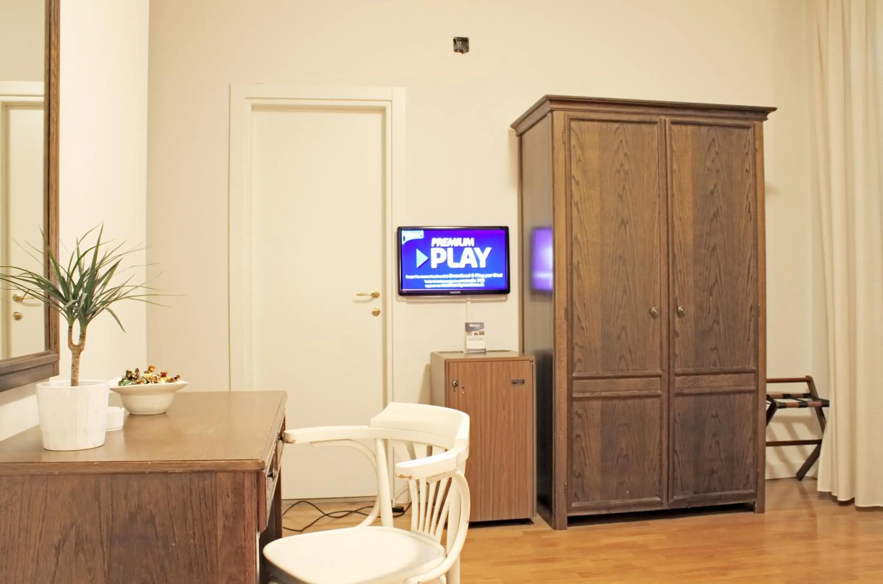 TV and multimedia, TV/Entertainment Center in Hotel La Pace