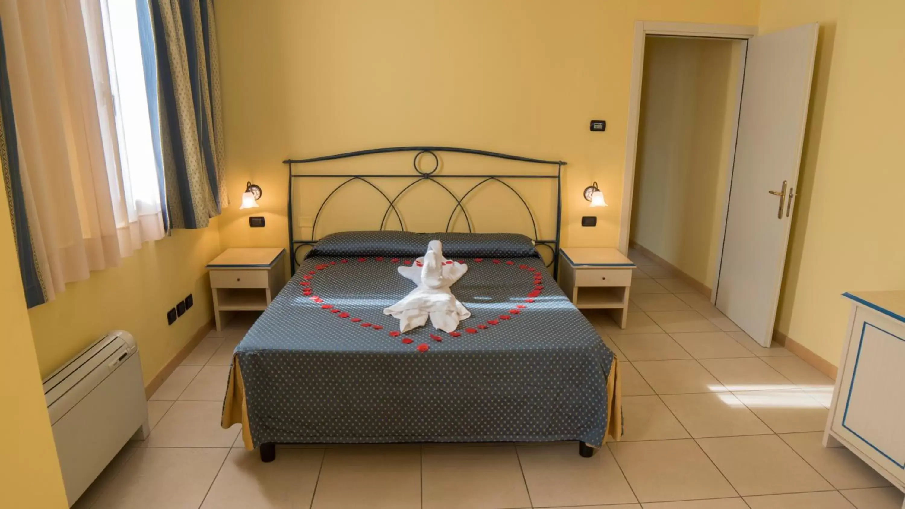 Bed in Hotel Lovere Resort & Spa