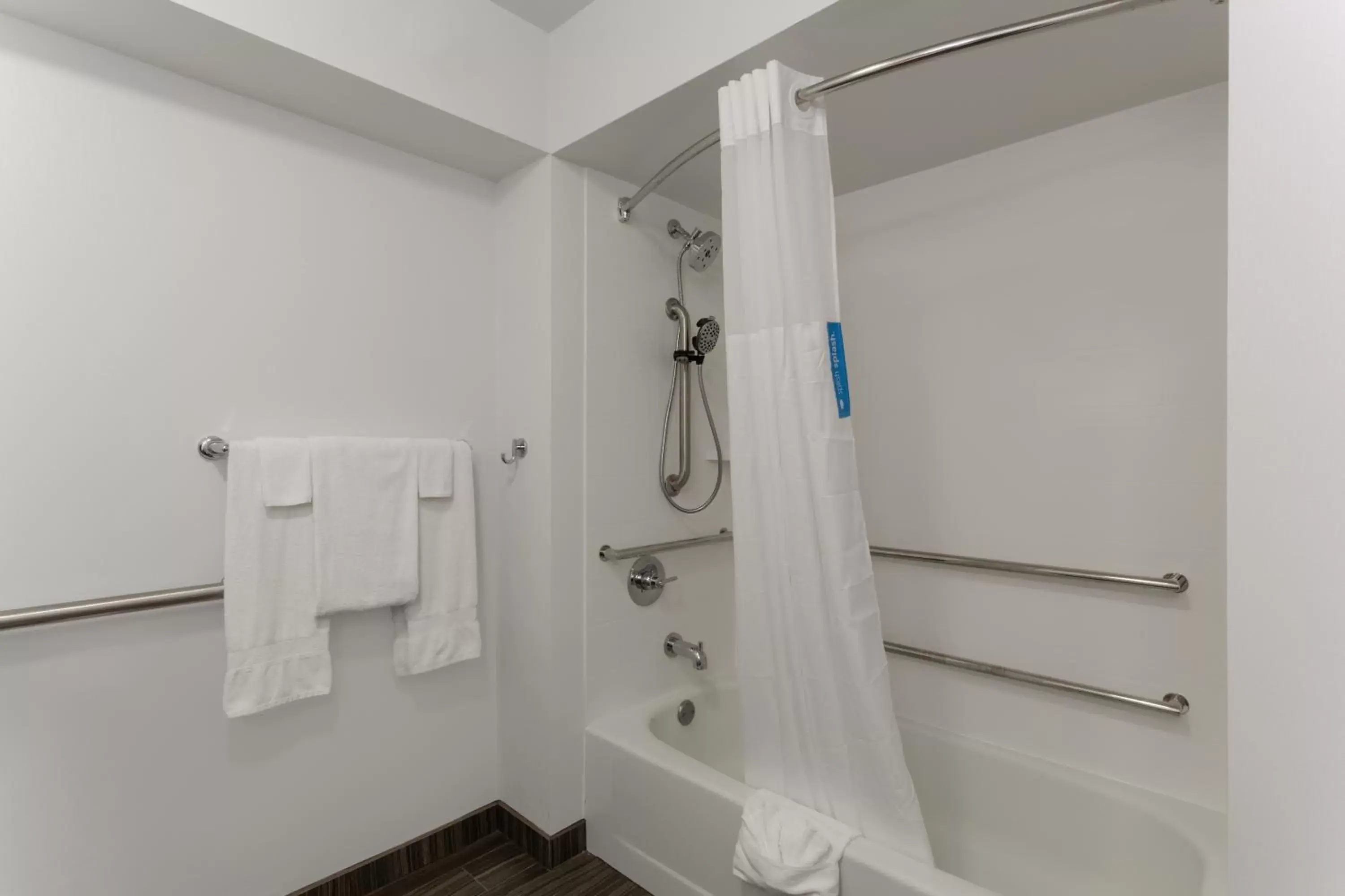 Shower, Bathroom in Hampton Inn Bloomington