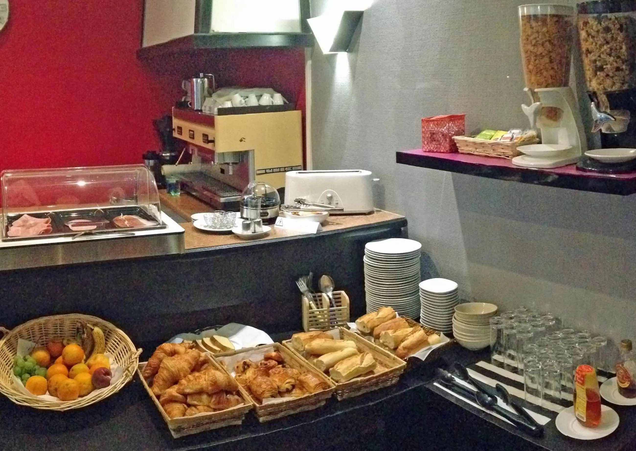 Continental breakfast in Hôtel des Ambassadeurs