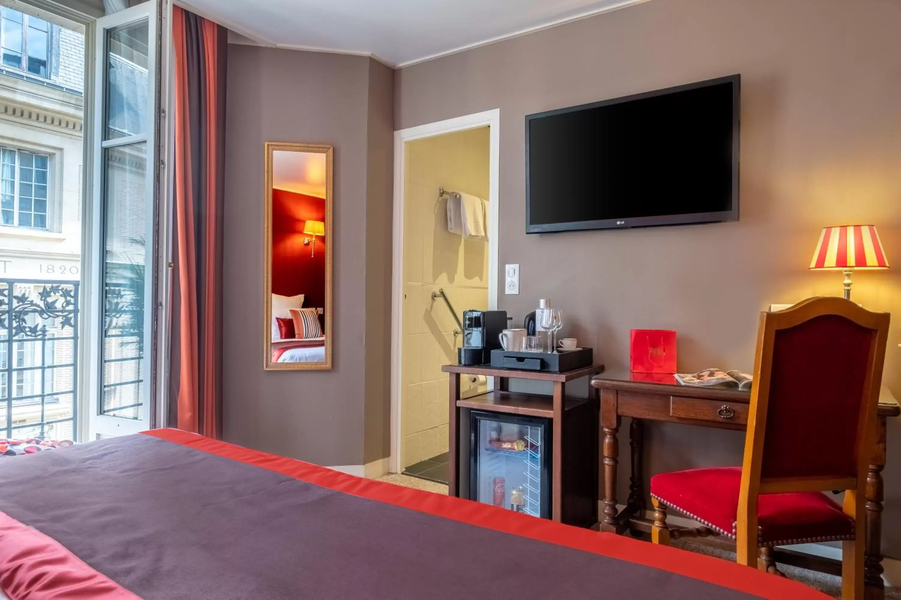 Bedroom, TV/Entertainment Center in Hotel Trianon Rive Gauche