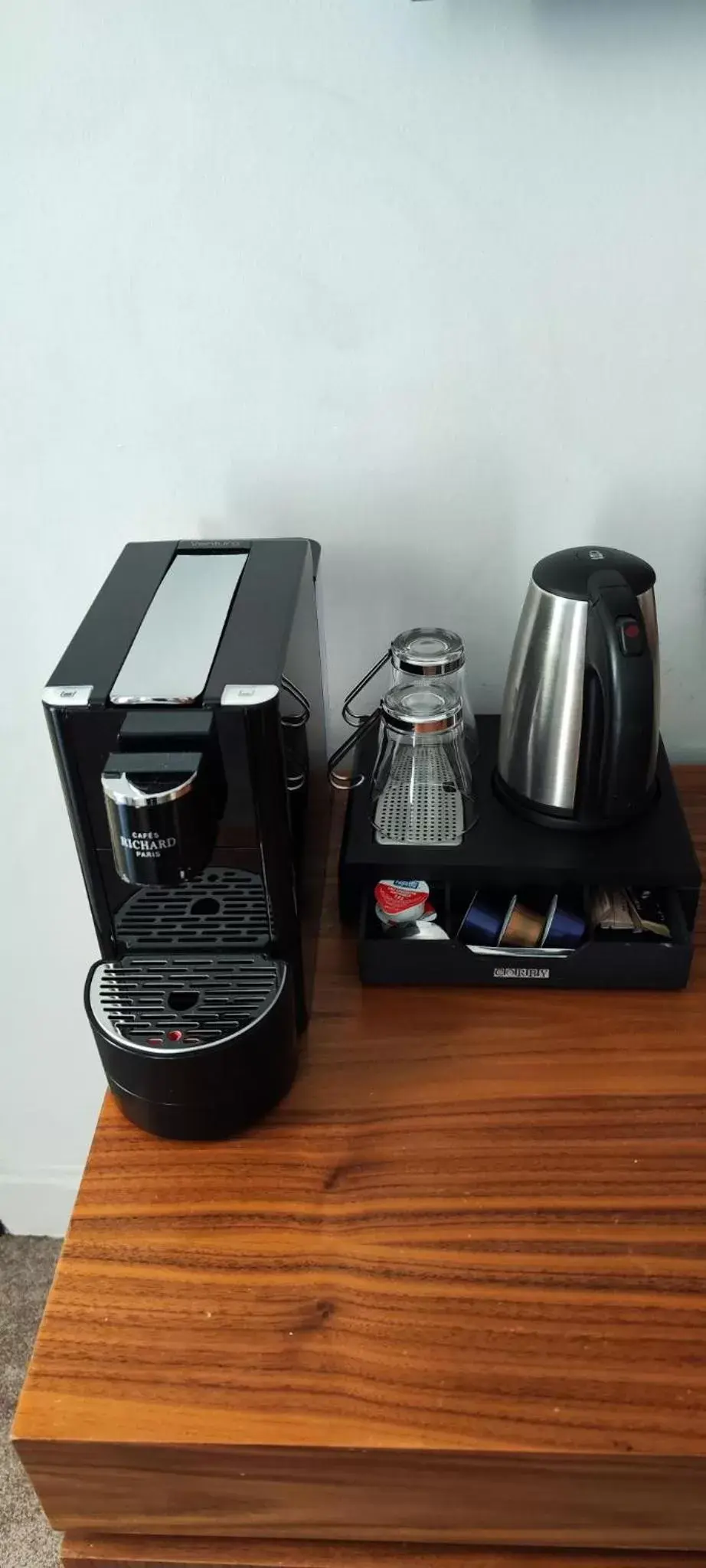 Coffee/tea facilities in Hotel Elysées Bassano