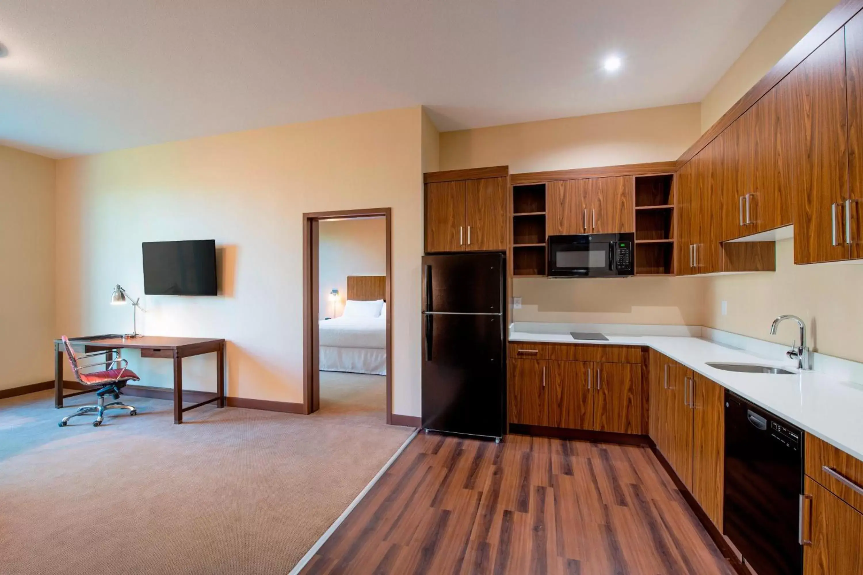 Bedroom, Kitchen/Kitchenette in Four Points by Sheraton Grande Prairie