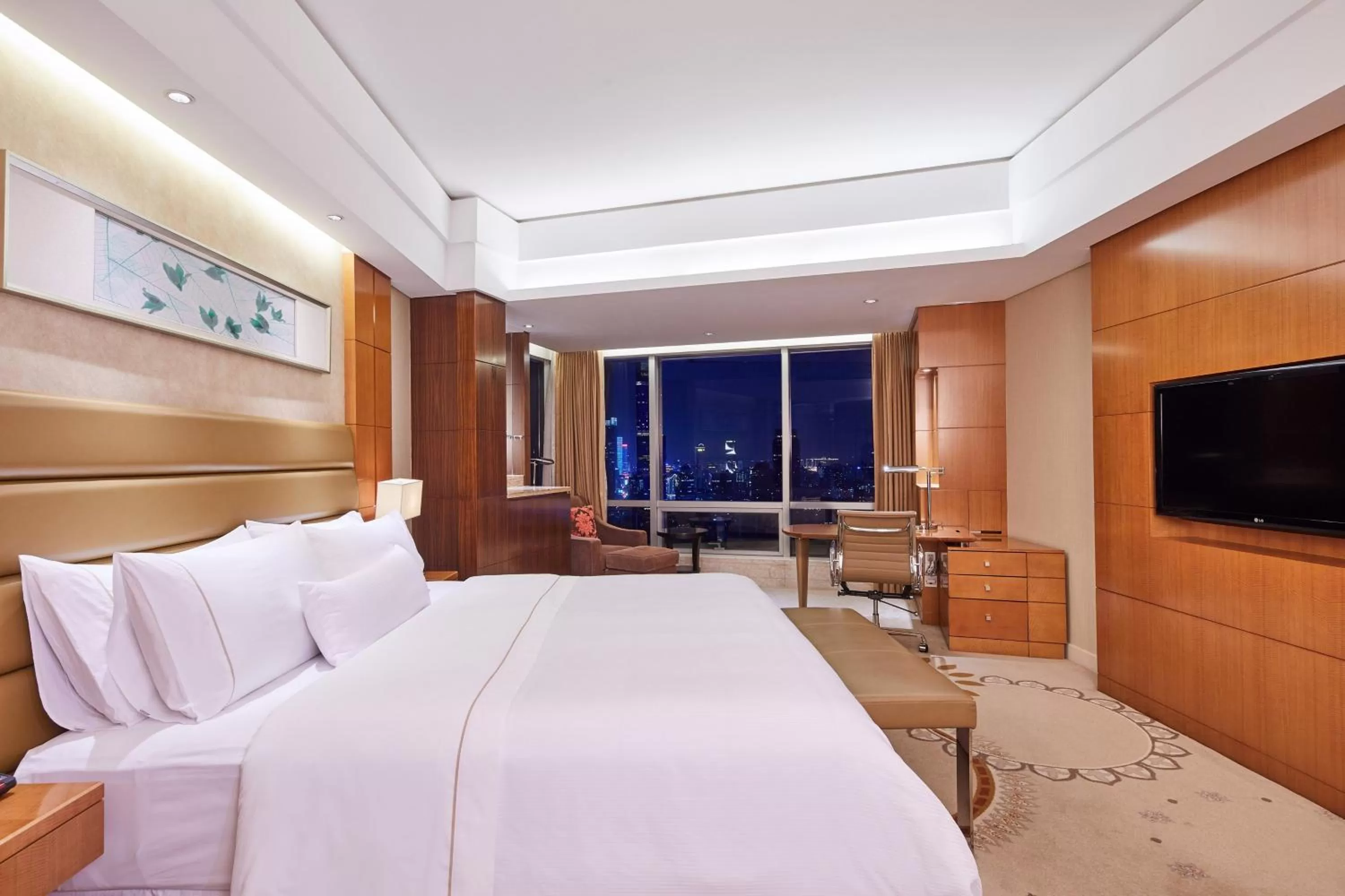 Photo of the whole room, Bed in The Westin Nanjing Xuanwu Lake