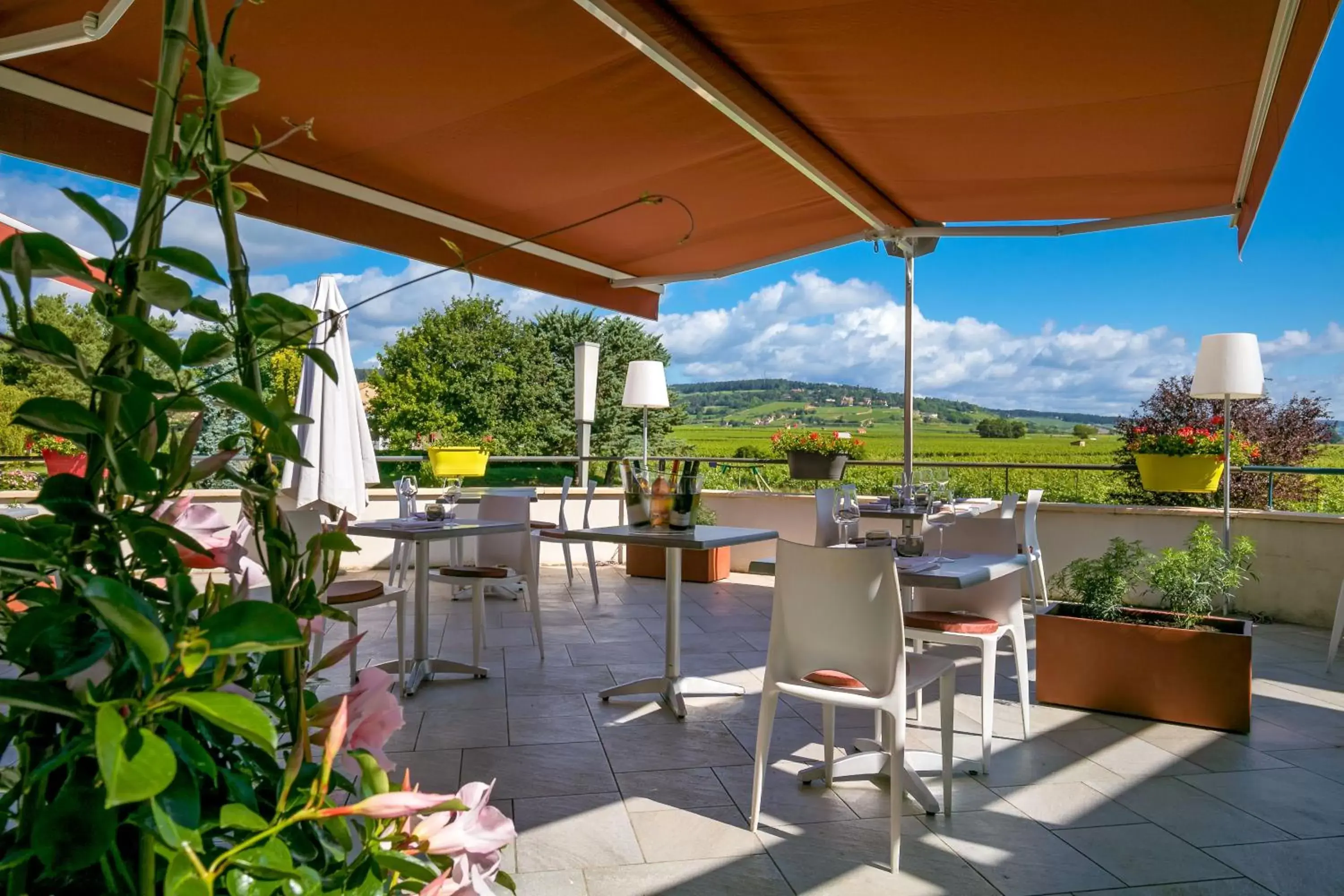 Patio in Kyriad Prestige Beaune le Panorama