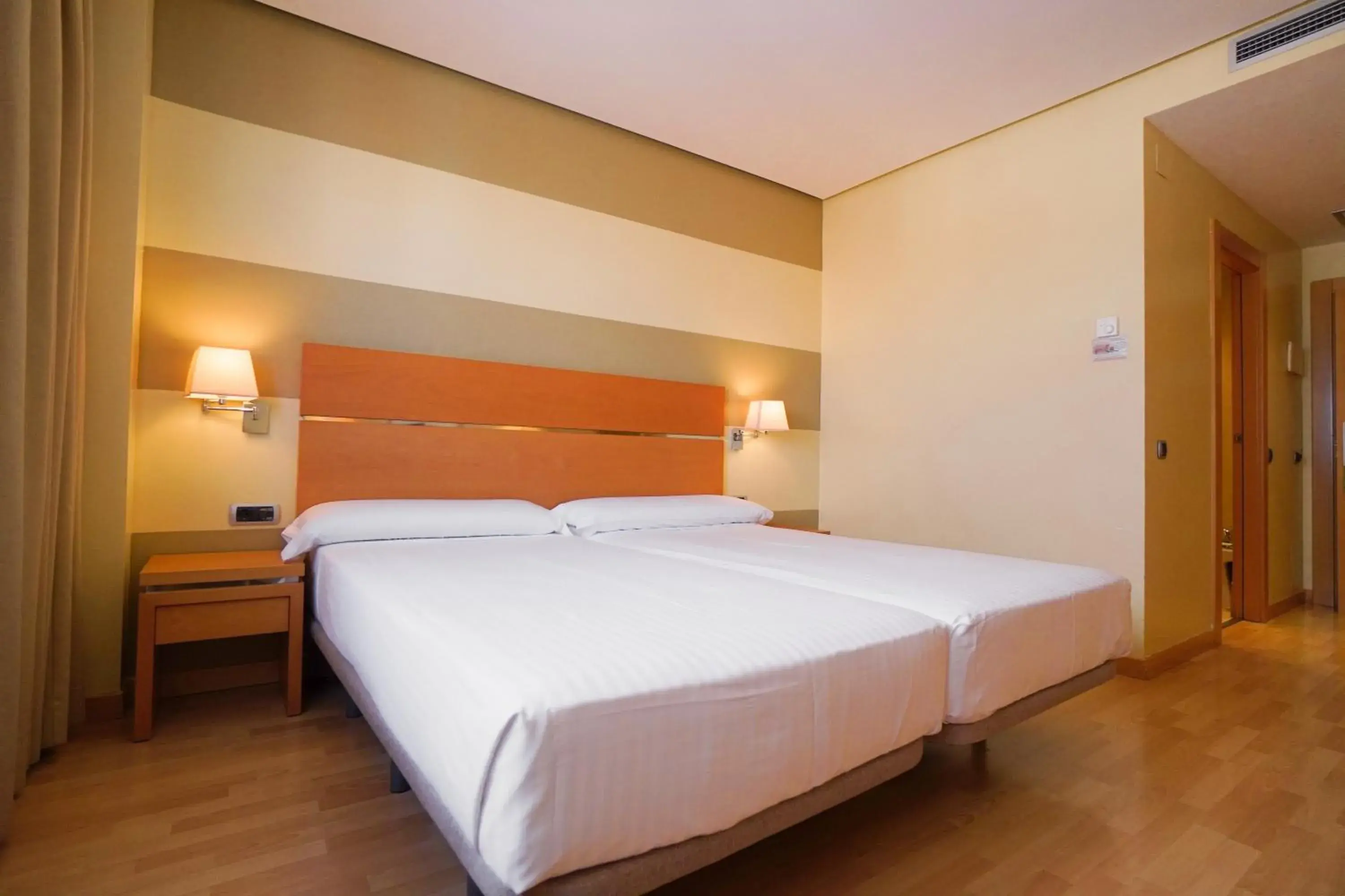 Property building, Bed in Hotel Reston Valdemoro