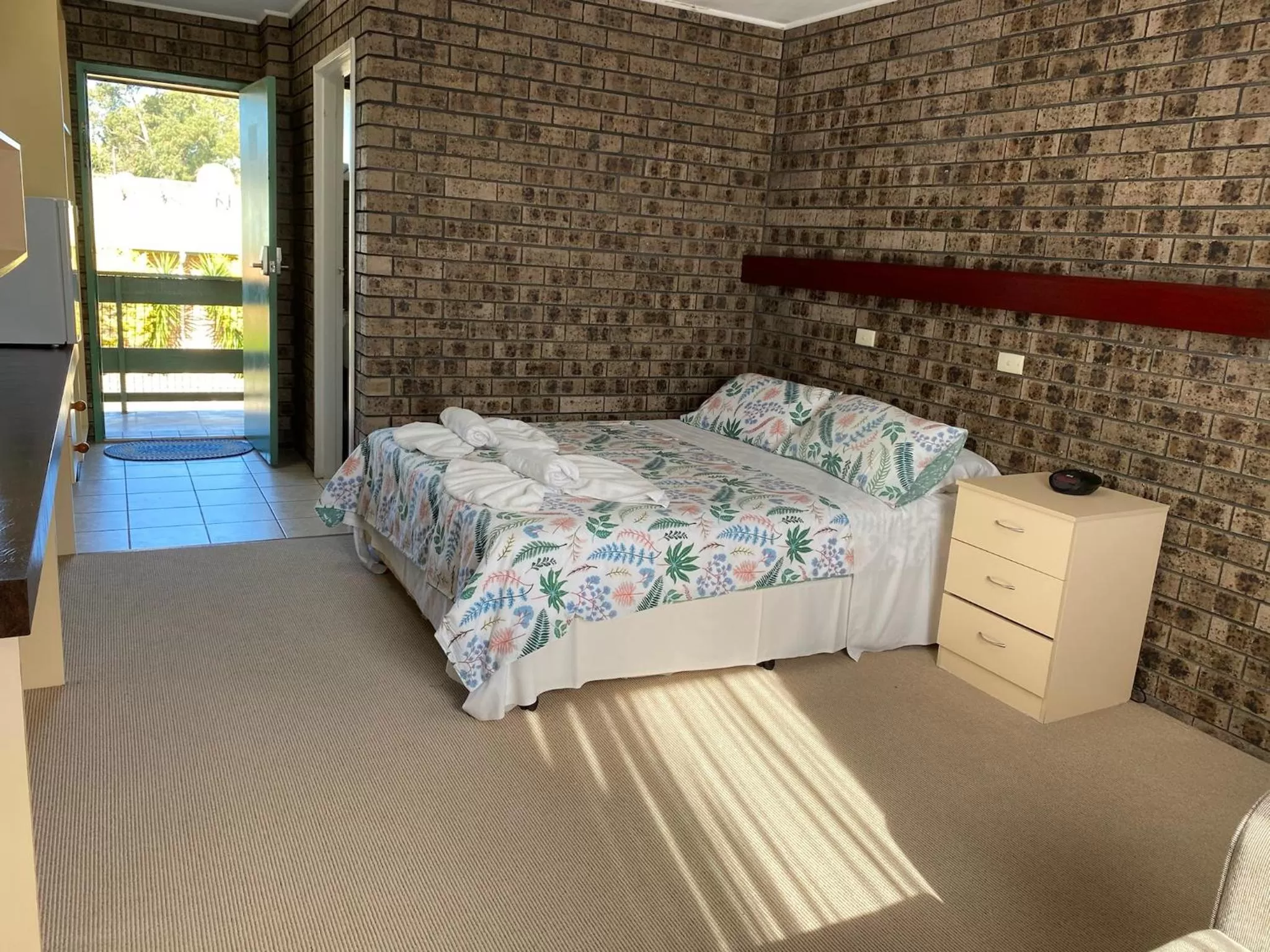 Photo of the whole room, Bed in The SIM - Sussex Inlet Motel