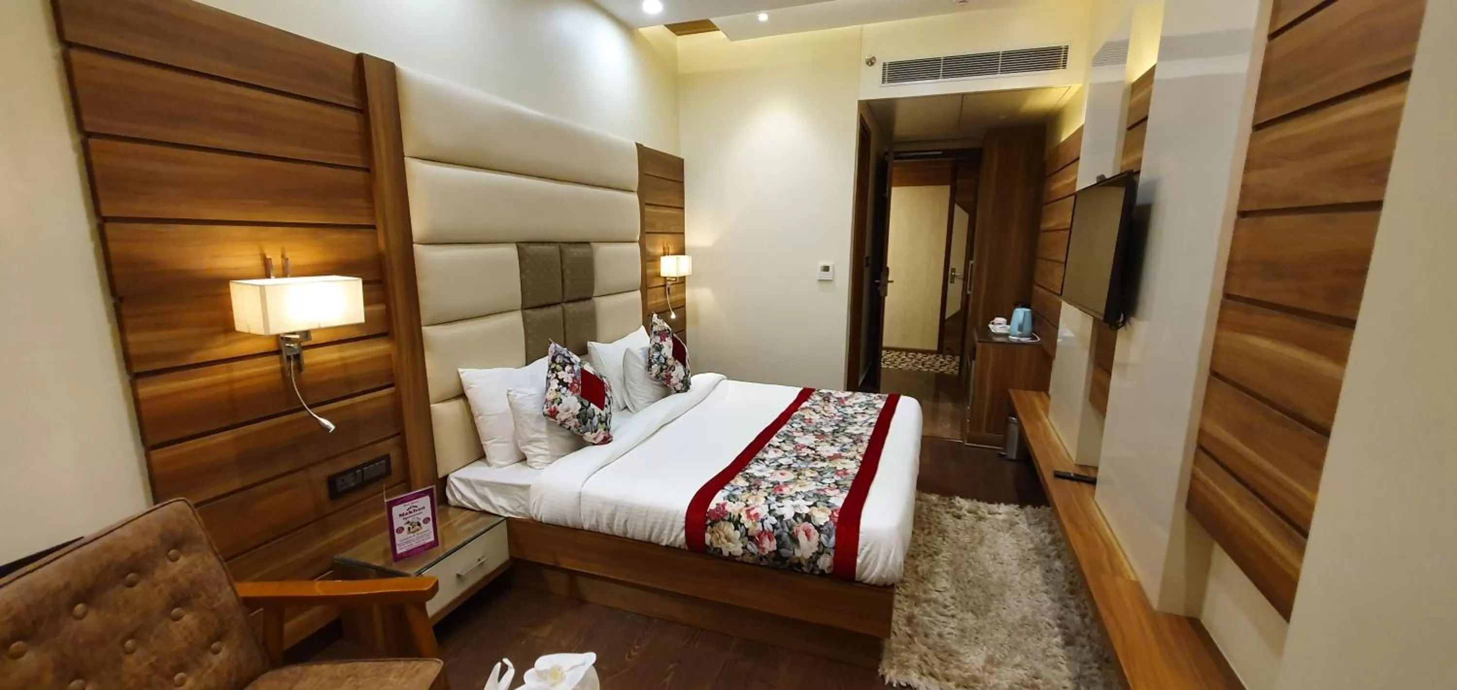 Bed in Hotel Makhan Residency