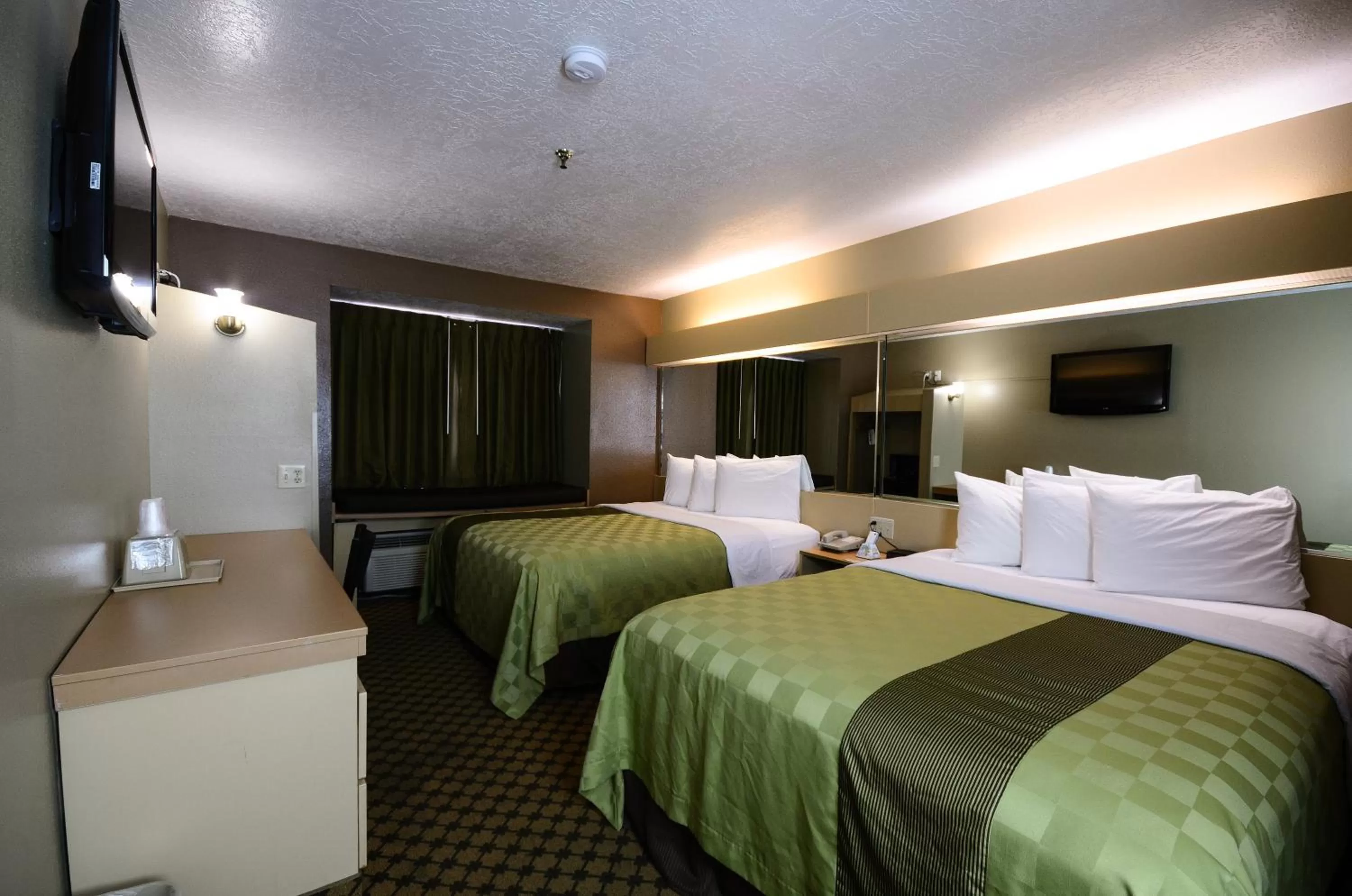 Photo of the whole room, Bed in Desert Inn Tucumcari